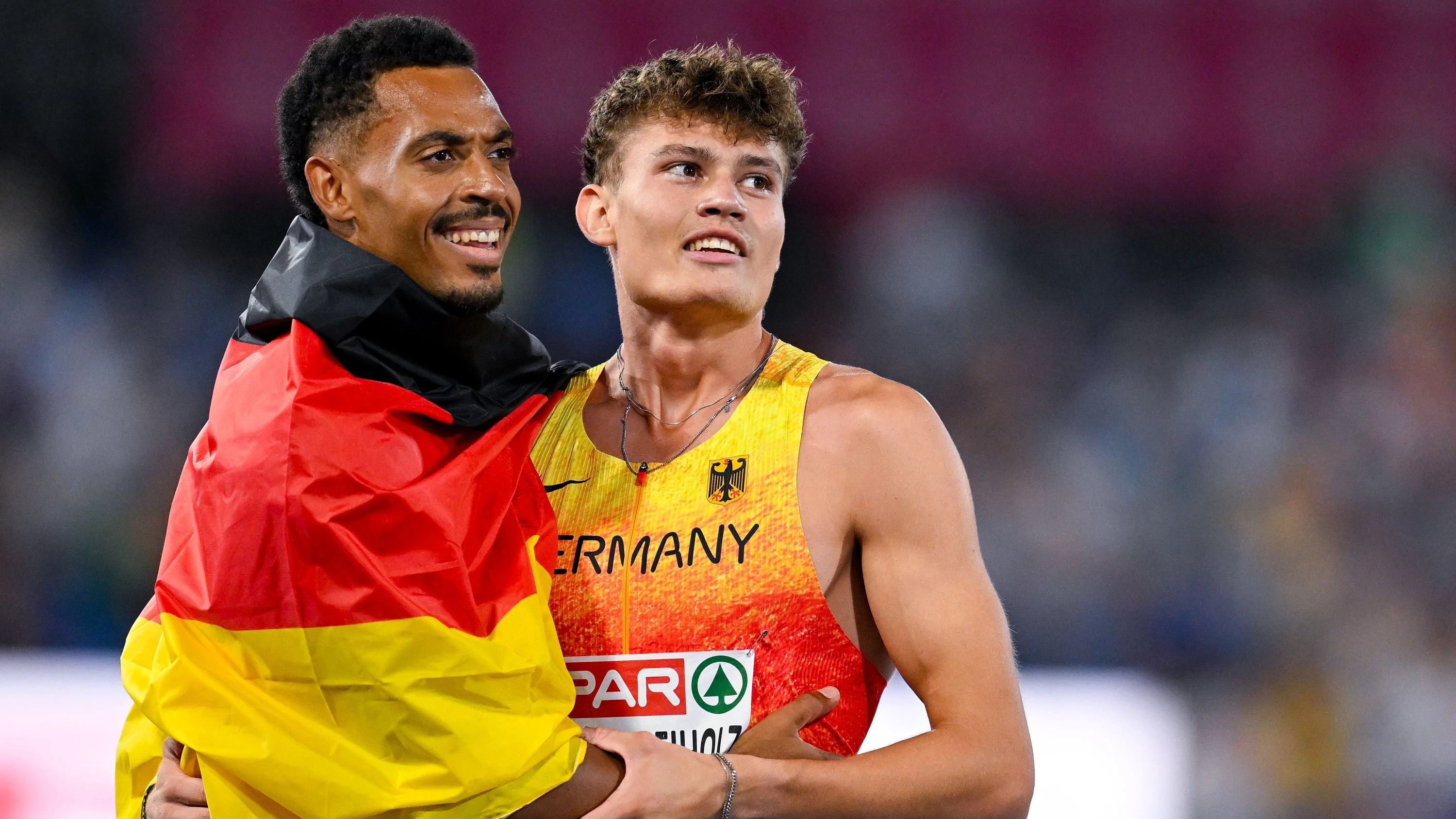 Emil Agyekum (l.) gewinnt Silber über 400 Meter Hürden, Owe Fischer-Breiholz wird Fünfter. - dpa