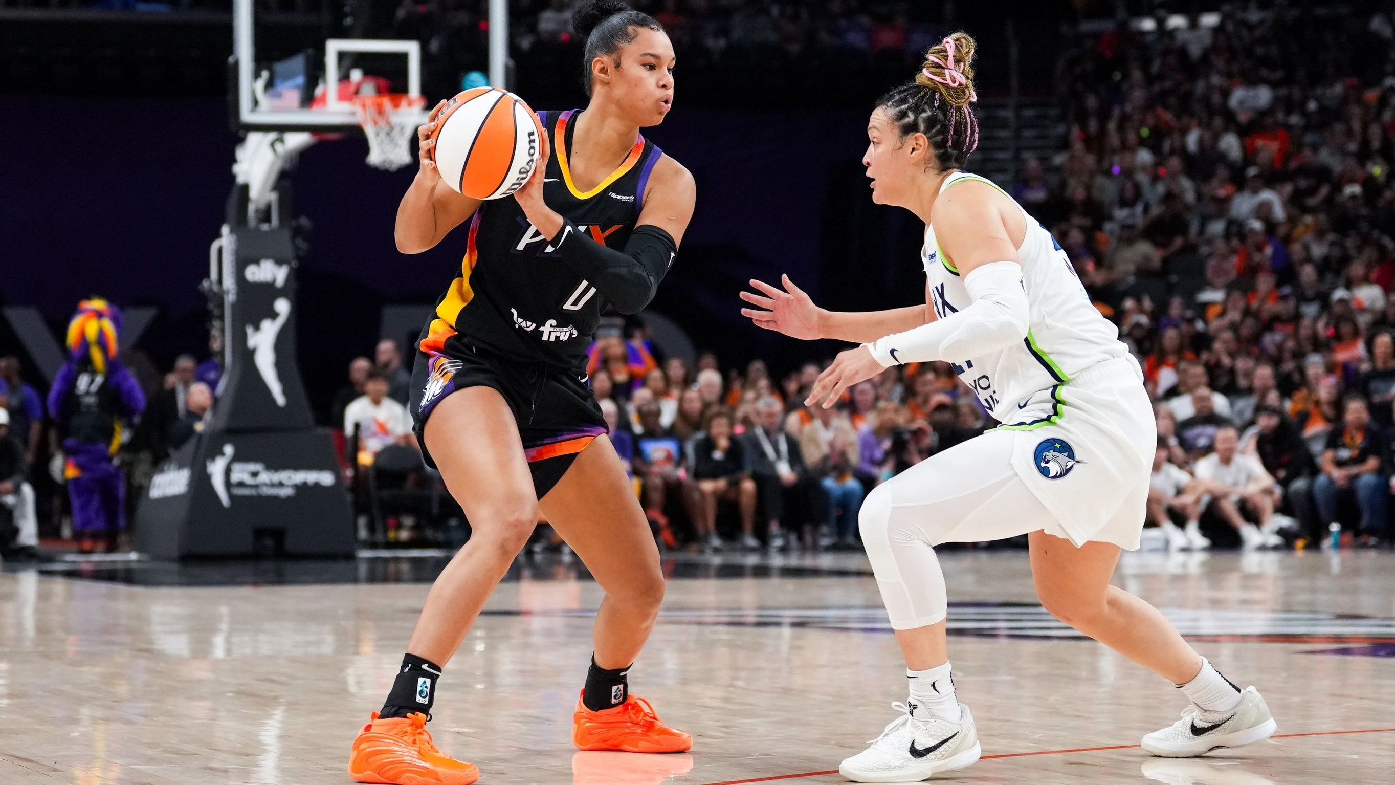 „Jeder“ schaut Frauensport: Die WNBA mit der Deutschen Satou Sabally (l.) stellt neue TV-Zuschauerrekorde auf. - dpa