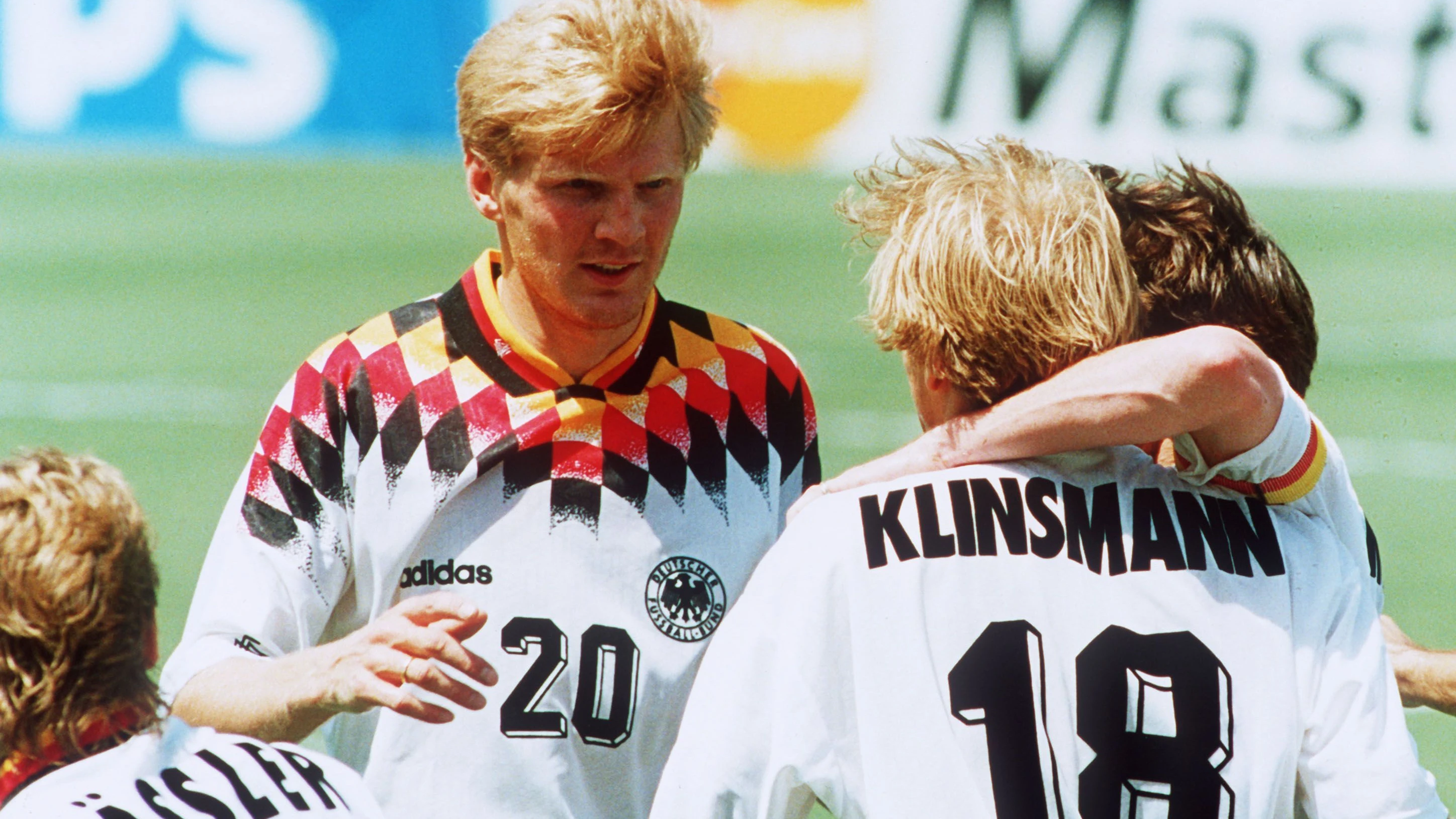 Als die Fußball-Welt noch in Ordnung scheint: Die Nationalspieler Effenberg und Klinsmann freuen sich bei der WM 1994 über das 1:0 gegen Südkorea. - dpa