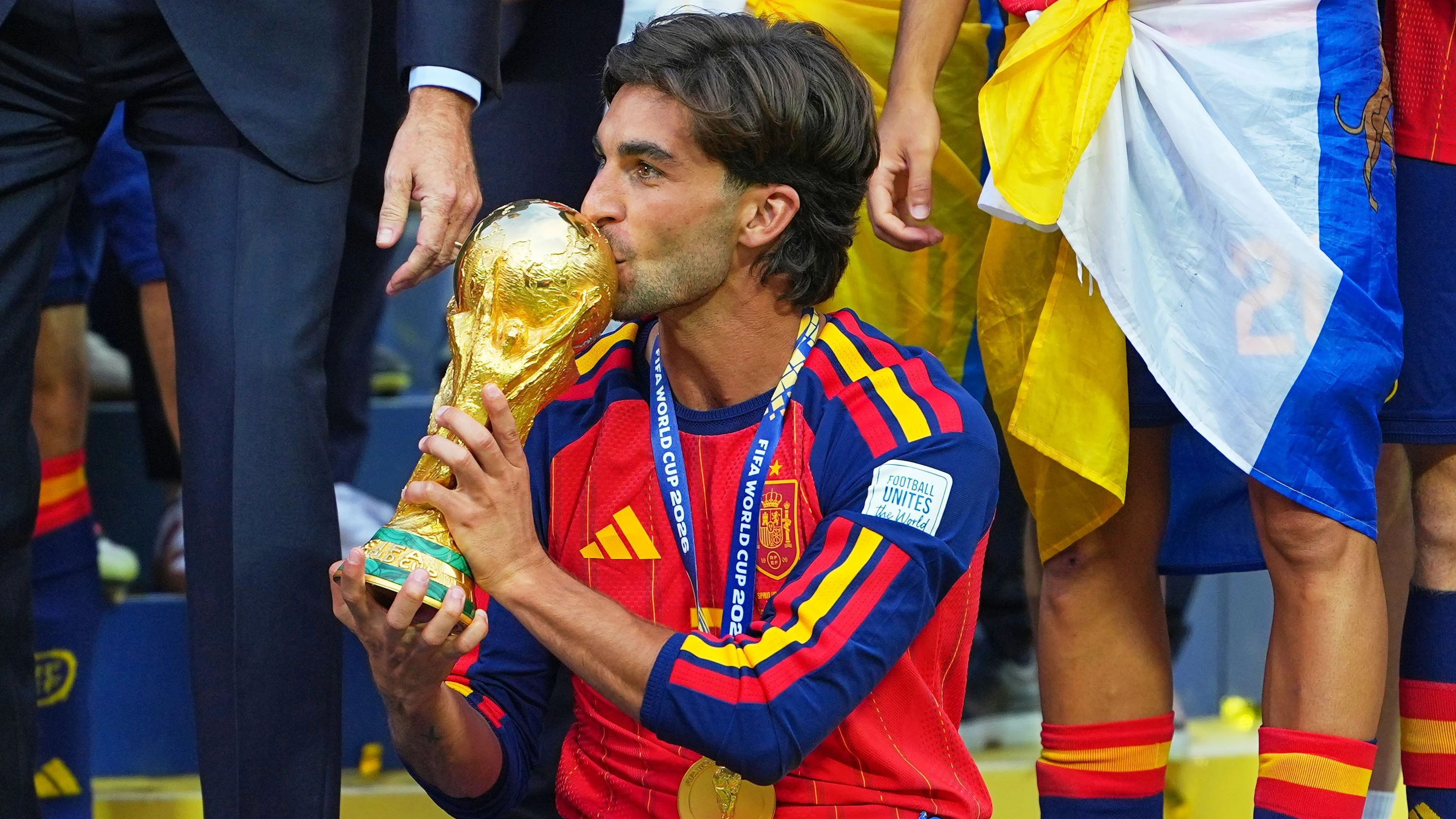 Spaniens WM-Held: Ferran Torres küsst bei der Siegerehrung den WM-Pokal. - dpa
