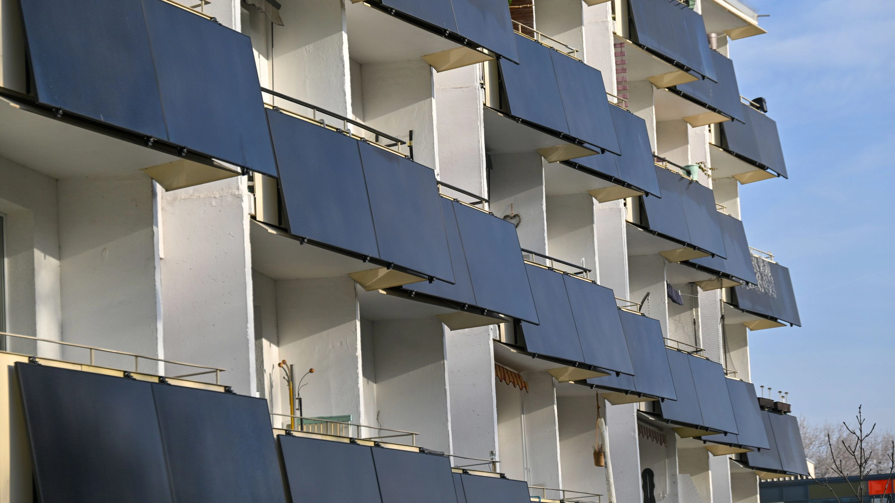 Kleine Solarmodule: Eine halbe Million neue Balkonkraftwerke