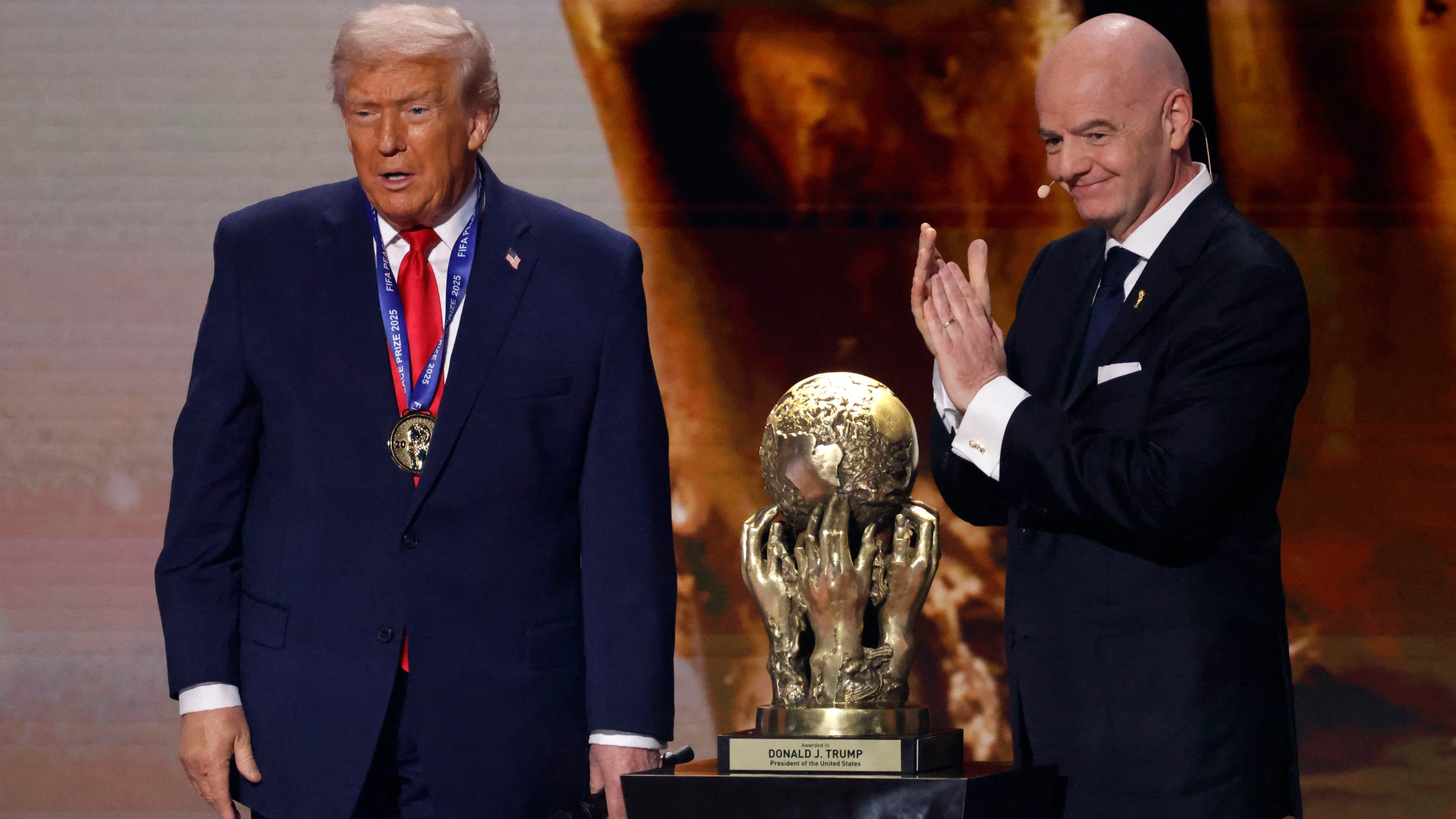 Presse zur WM-Auslosung: „Infantinos erniedrigendes Verhalten vor Trump“