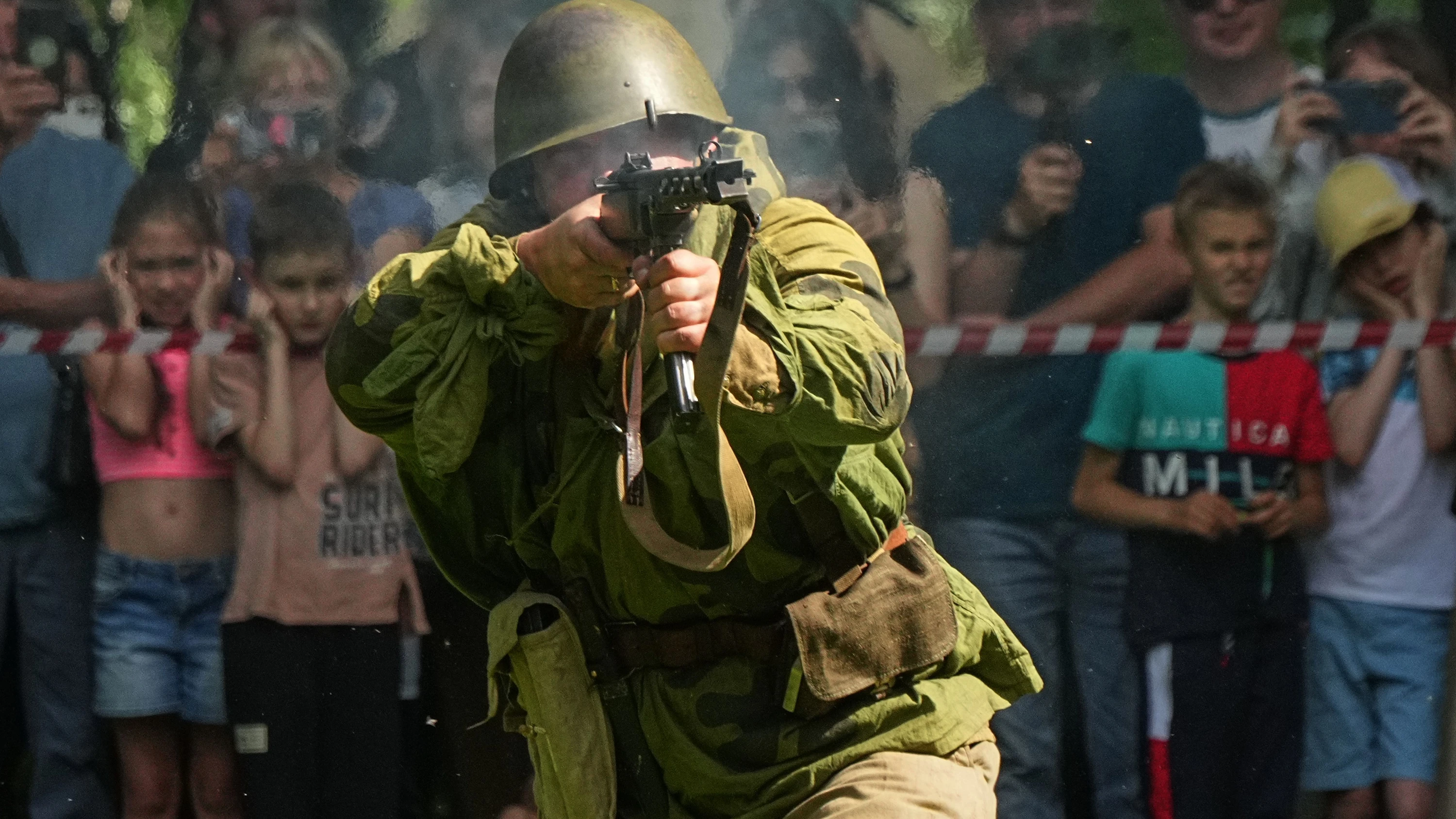 Vorführung in historischer Uniform der Sowjetarmee: am „Tag des militärischen Ruhms“ am 10. Juli in Sankt Petersburg - AP Photo/Dmitri Lovetsky