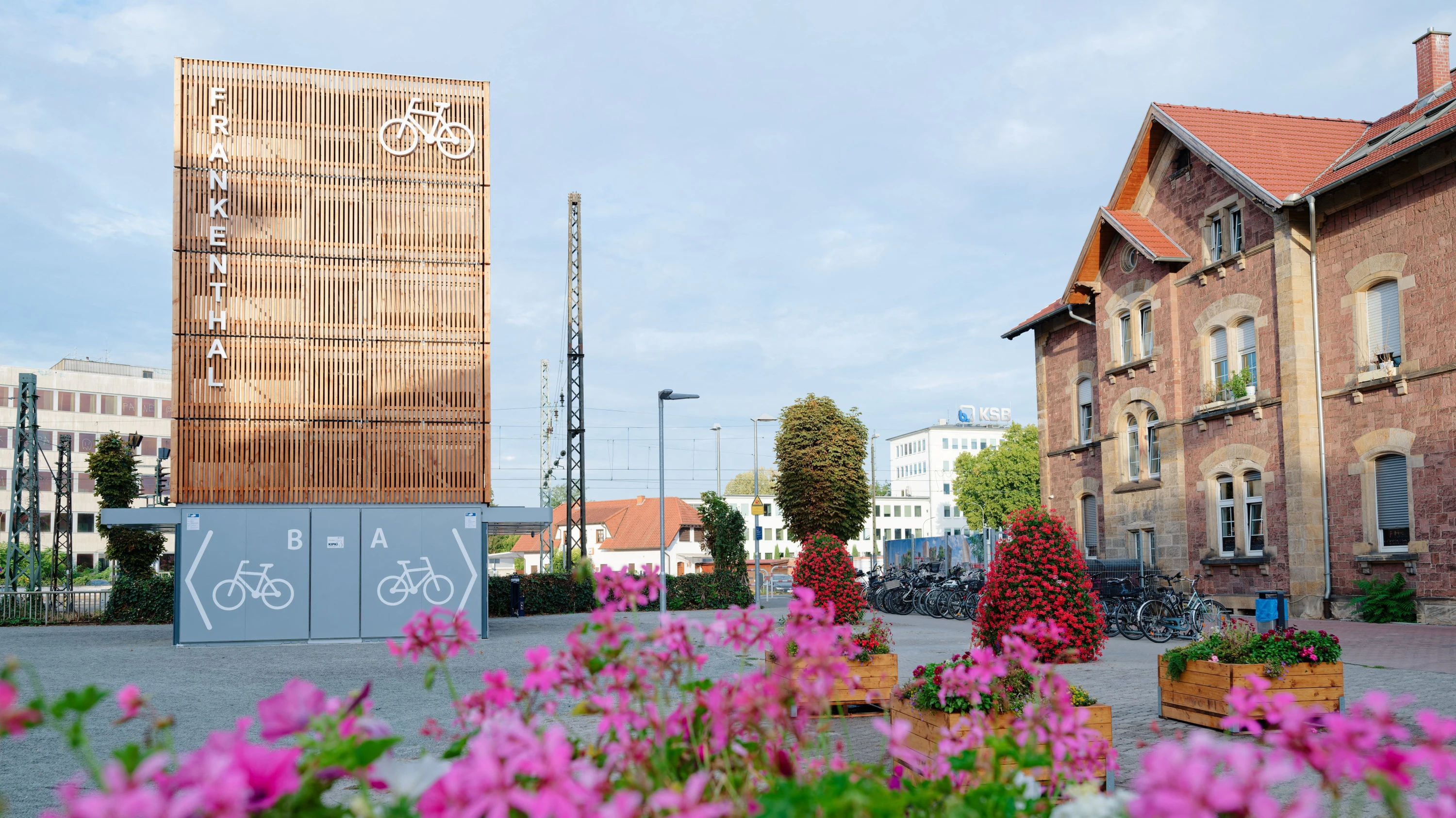 Turmbau zu Frankenthal: Hier können bis zu 96 Fahrräder gestapelt werden – für rund 13.500 Euro je Stellplatz. - dpa