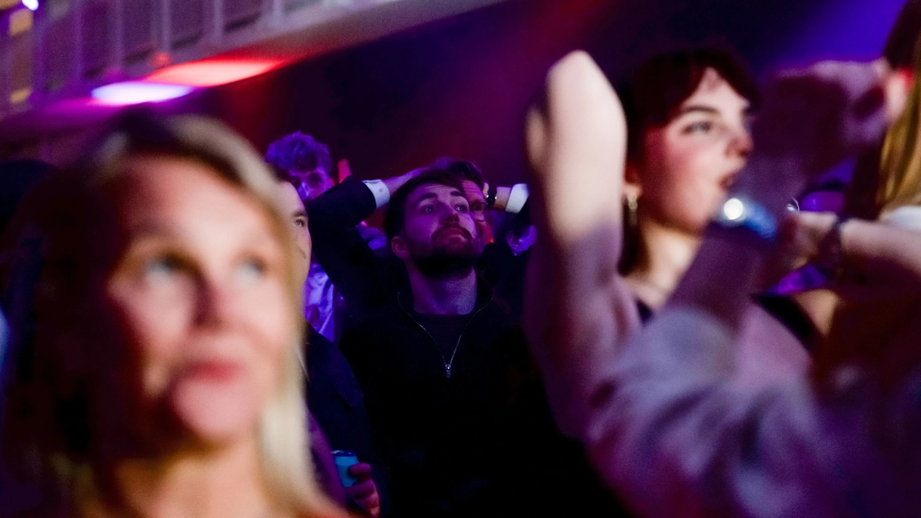 Ernüchterung: Befürworter einer Wiederaufnahme der EU-Gespräche in der Nacht auf Sonntag in Reykjavík - AP Photo/Marco Di Marco