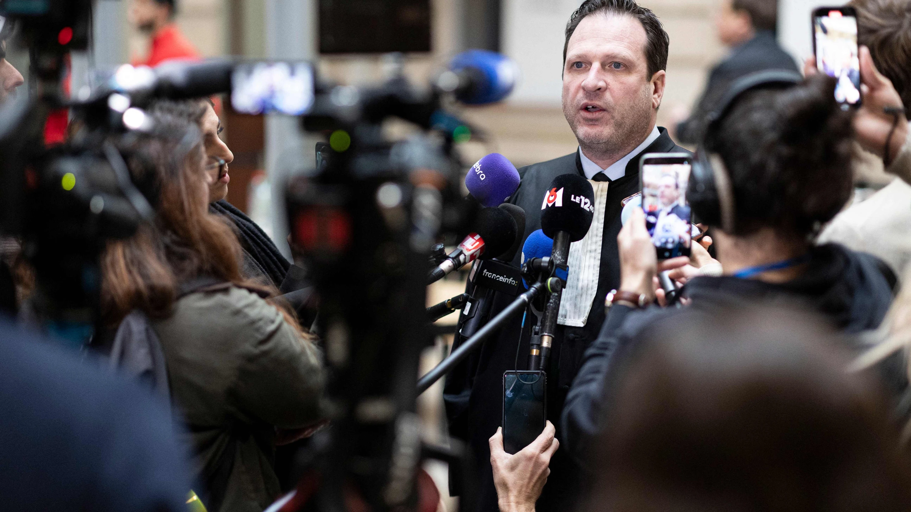Frédéric Berna, der Anwalt des Arztes, am Donnerstag im Gericht vor Journalisten - AFP