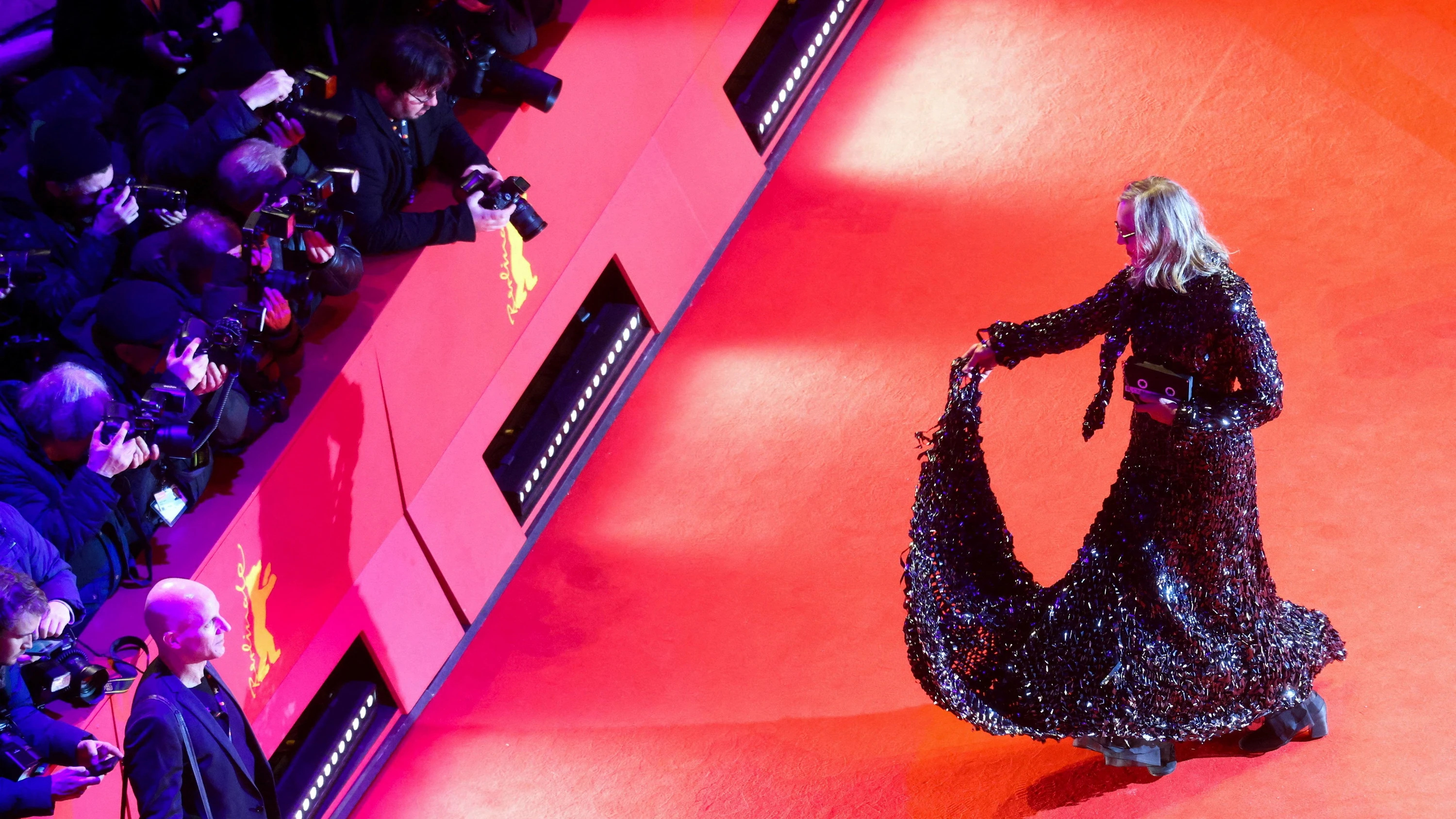 Eröffnung der Berlinale: Donata Wenders trägt ein Kleid aus VHS-Kassetten