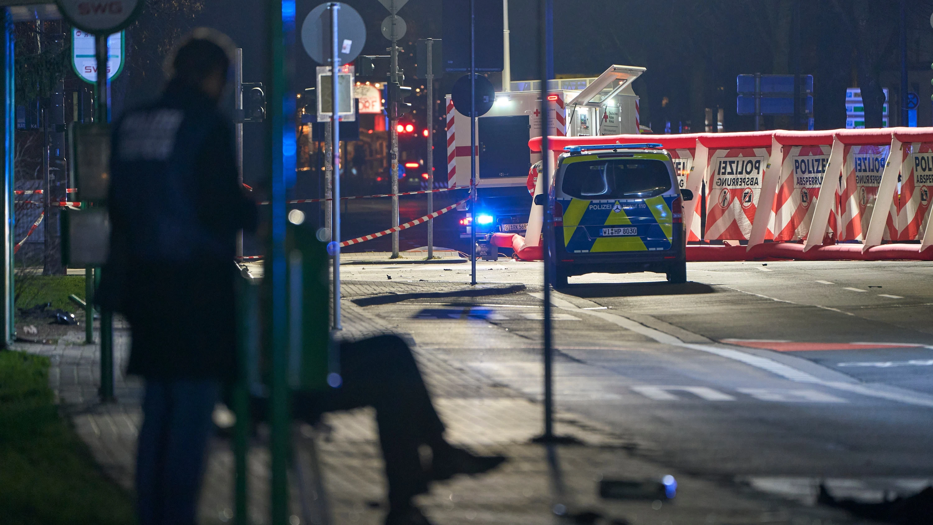 Mehrere Verletzte in Gießen: Die Polizei hat die Unfallstelle rund um eine Bushaltestelle abgesperrt. - dpa