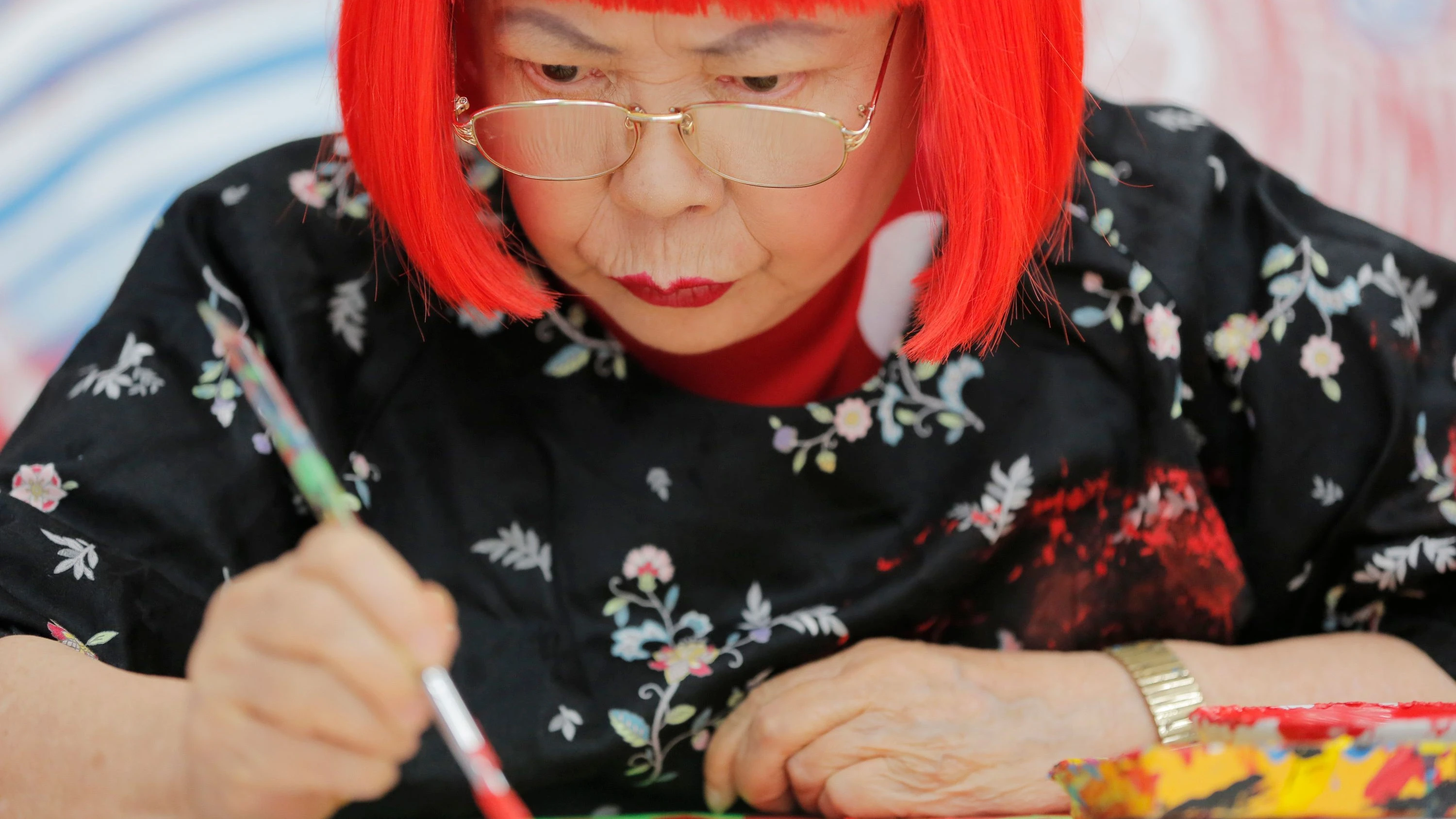 Japan: Yayoi Kusama ist mit 97 Jahren gestorben Ihr Museum teilte mit, sie sei bereits am 14. August gestorben und habe bis zuletzt gemalt. Kusama wurde mit „Polka Dots und „Infinity Mirror Rooms weltberühmt.