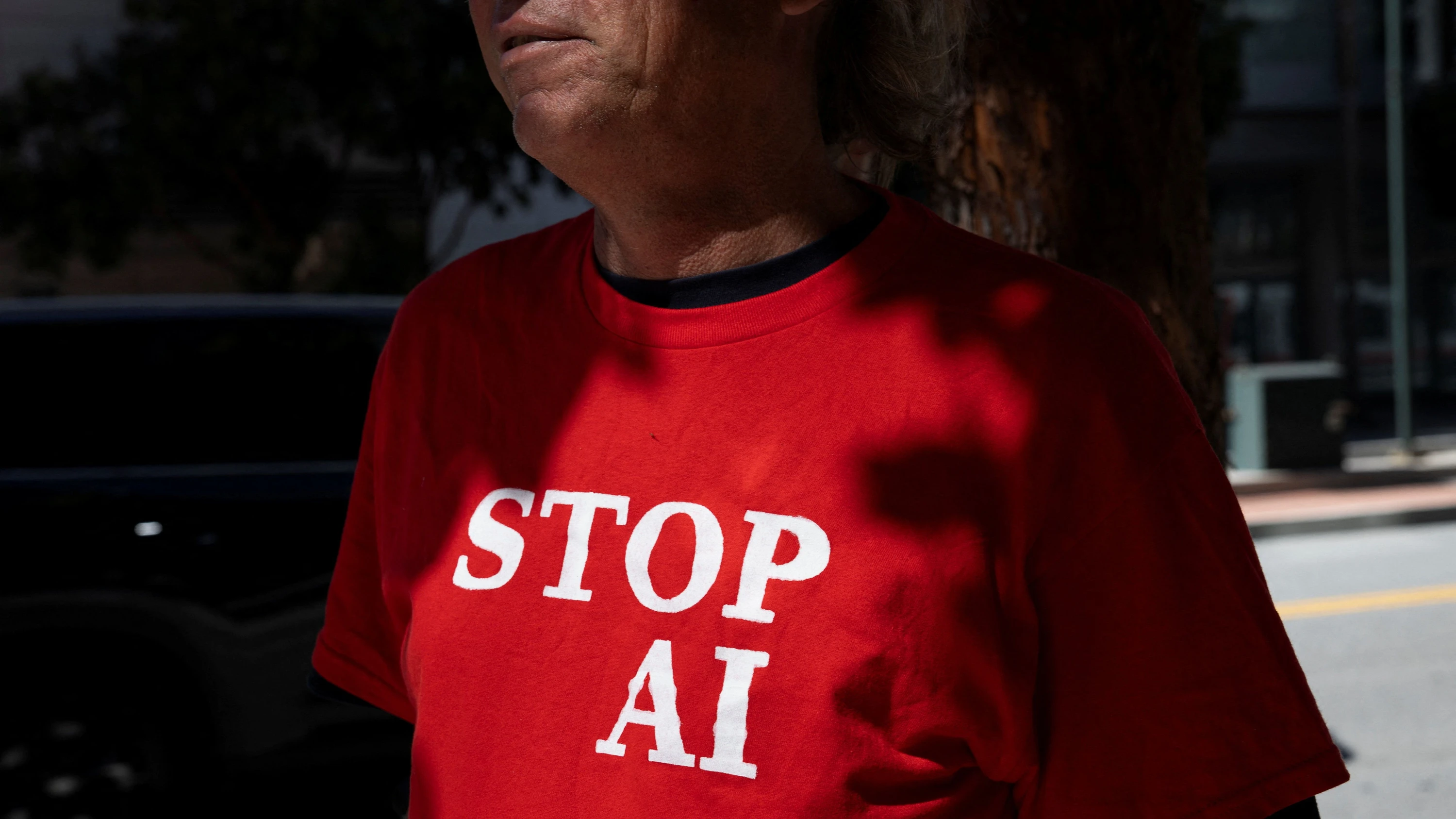 Eine Demonstrantin vor der Zentrale von OpenAI: Die Forderungen nach einem Entwicklungsstopp werden immer lauter. - Reuters