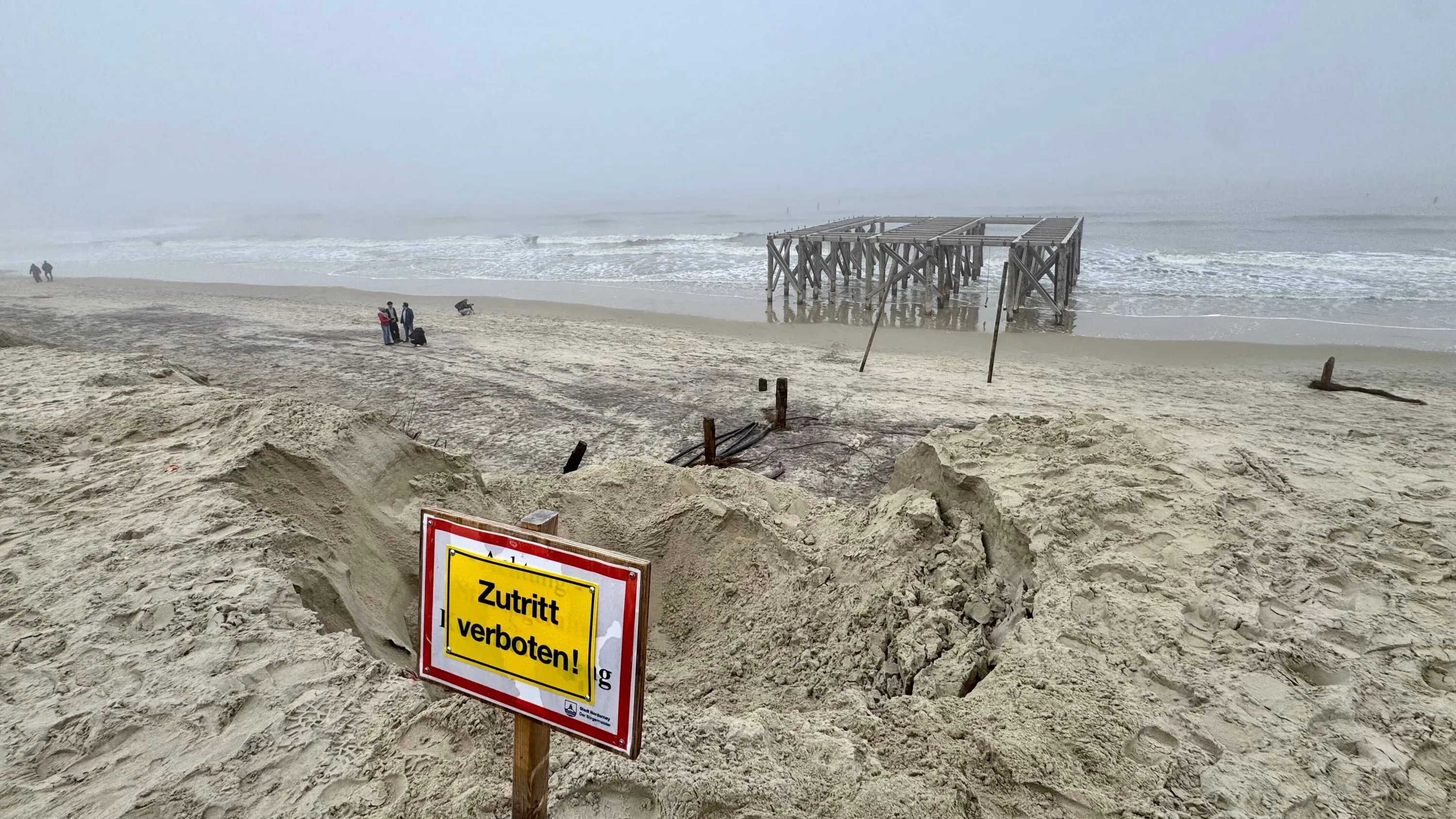 Meterhohe Abbruchkanten: Sturmfluten spülen Wangerooger Badestrand weg