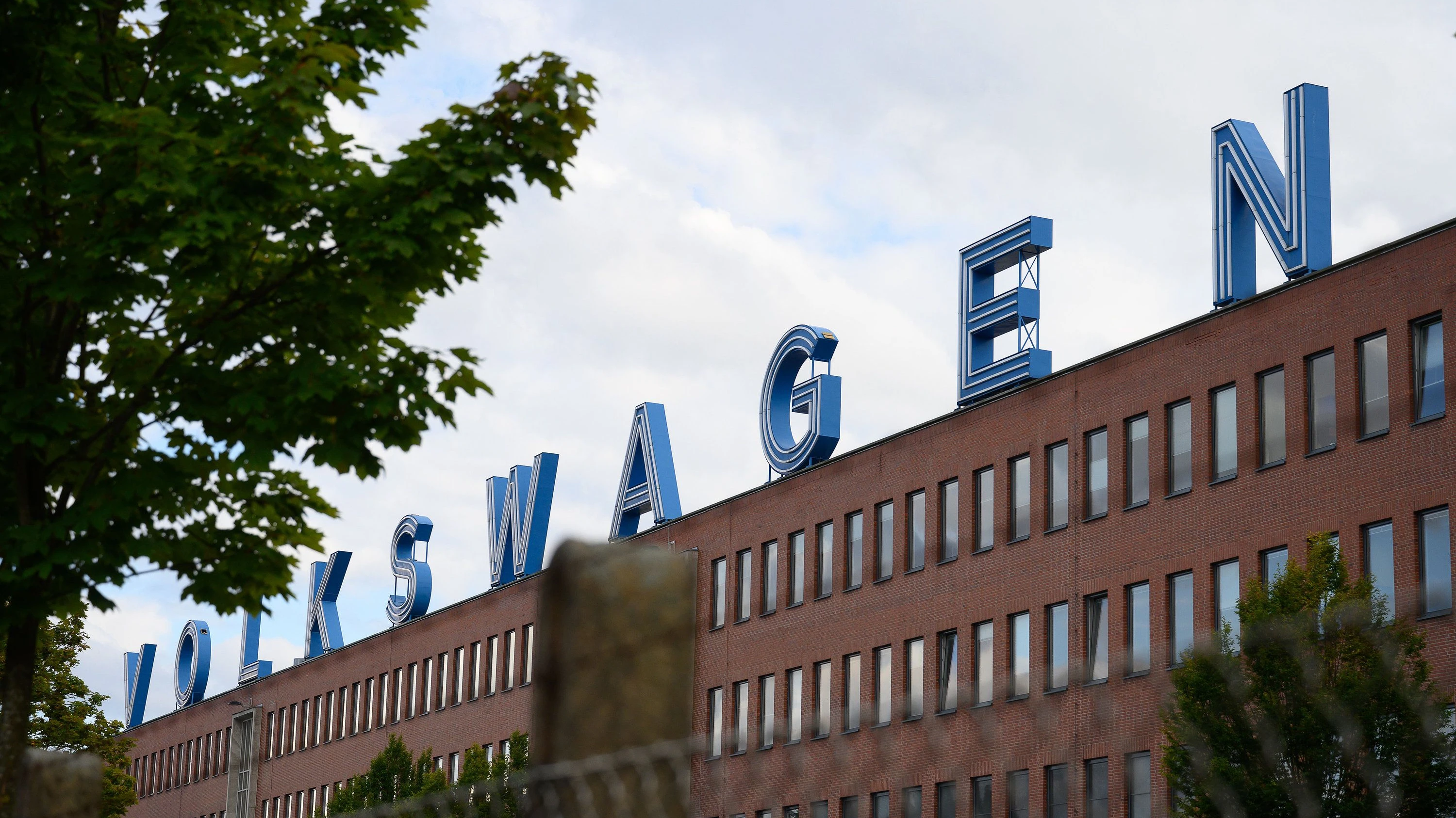 Berichte über Stellenabbau: Mansoori fordert Klarheit bei VW-Sparplänen