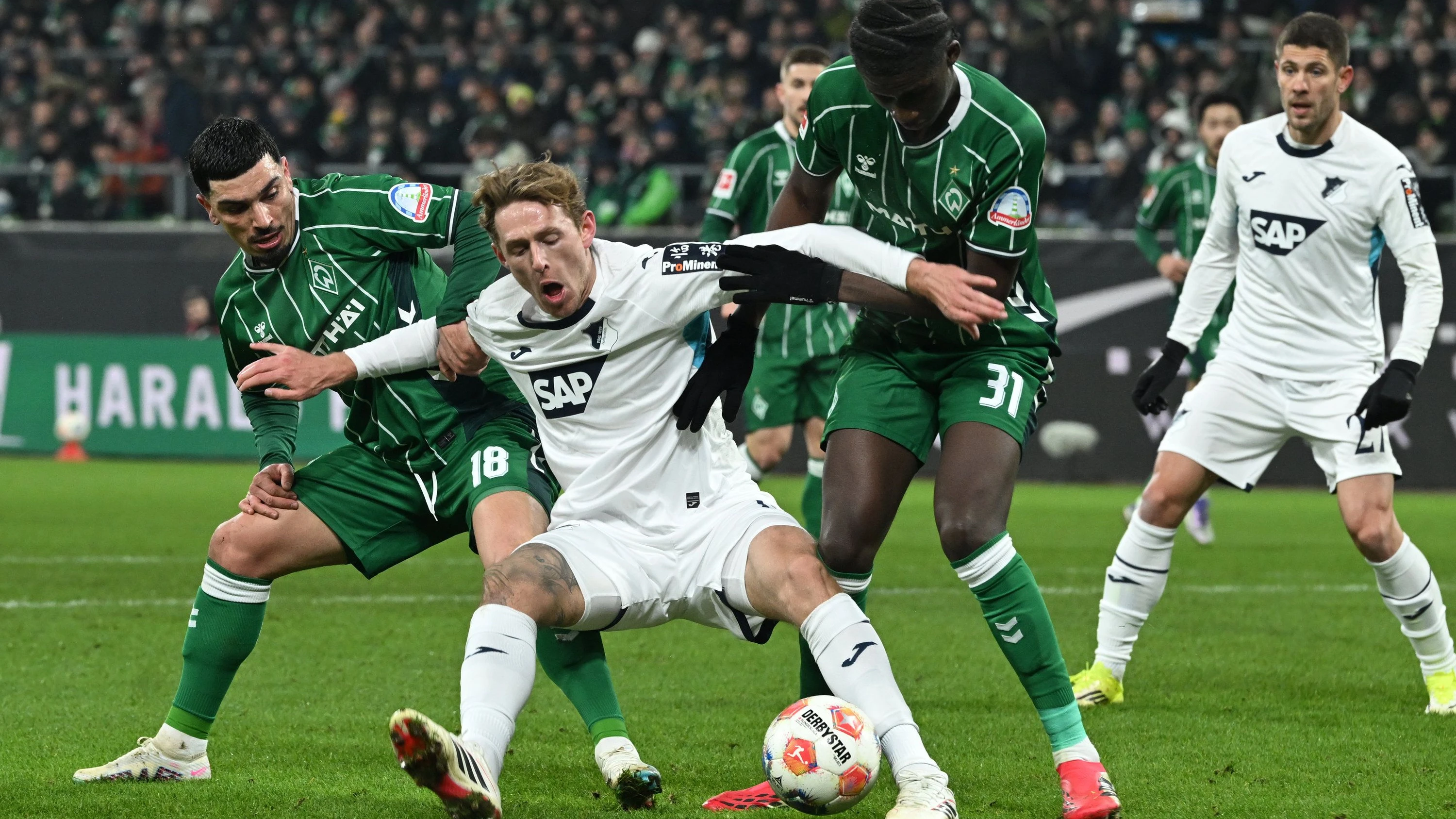 2:0 bei Werder Bremen: Hoffenheim siegt in Unterzahl und bleibt auf Platz drei