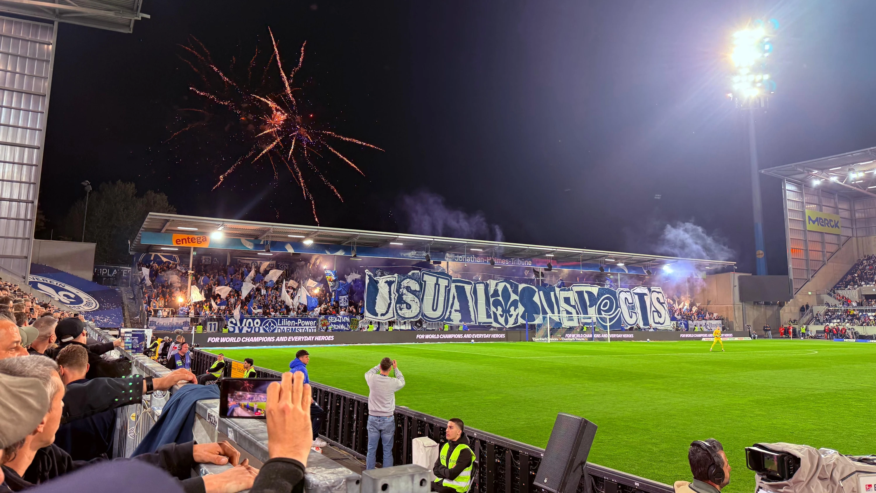 Nicht die Bühne für ein Jahrhundertspiel: Dafür gibt es am Böllenfalltor in Darmstadt alte Freunde und schon mittags Bier. - Sebastian Eder