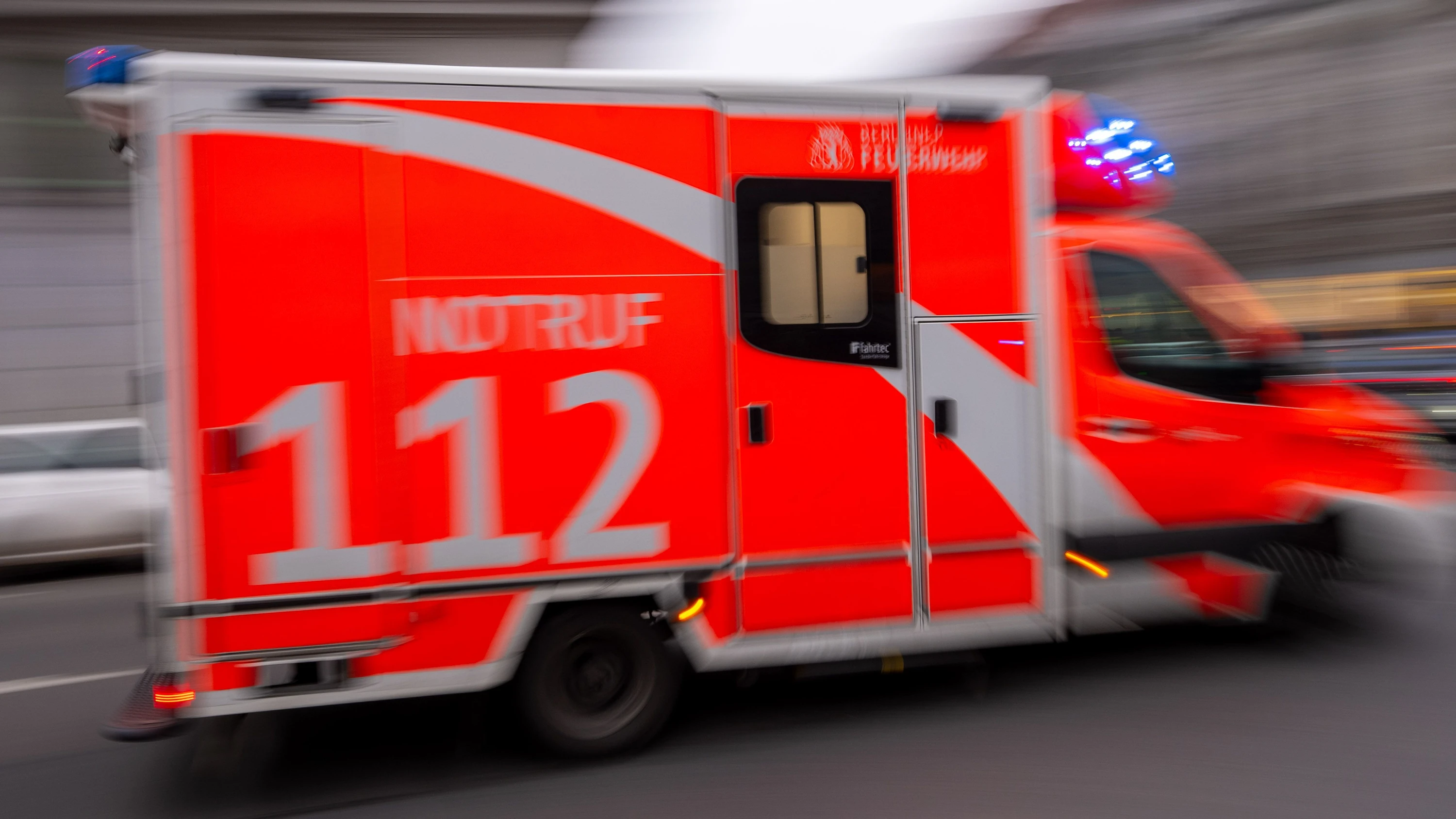 Abschüssiges Gebiet: Verletzter Motorradfahrer liegt 19 Stunden im Straßengraben