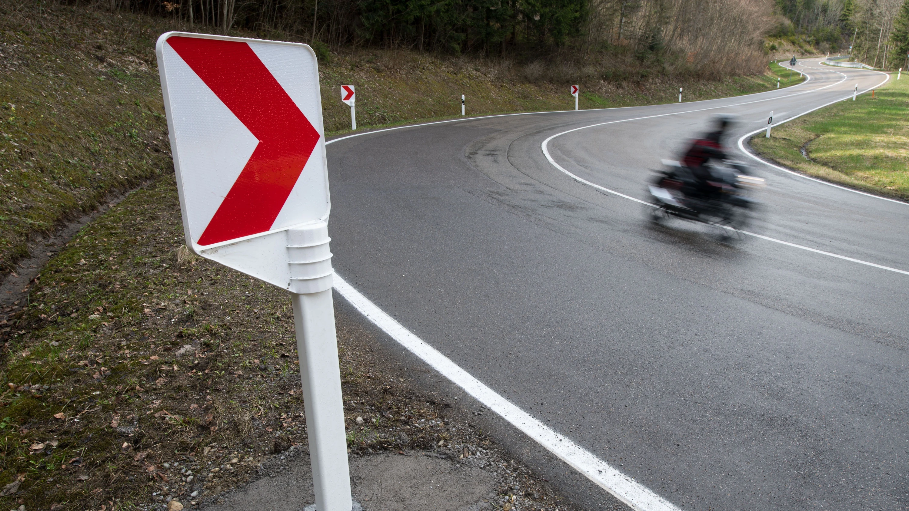 Rhein-Main-Liveblog: 20 Jahre alte Motorradfahrerin bei Unfall schwer verletzt