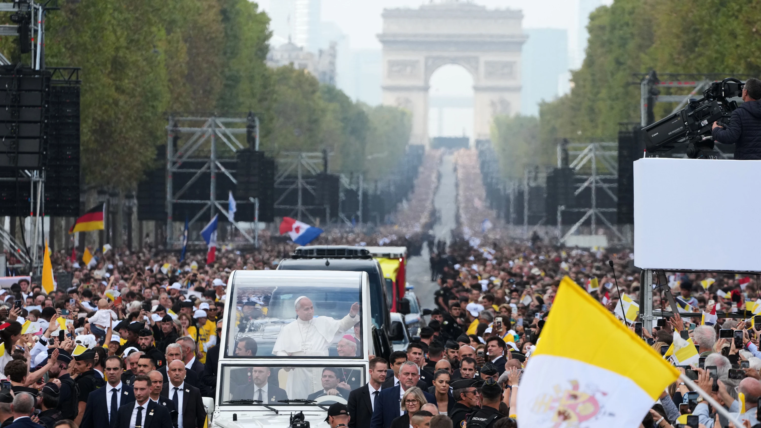 Frankreich-Reise: Papst predigt vor 800.000 Menschen in Paris