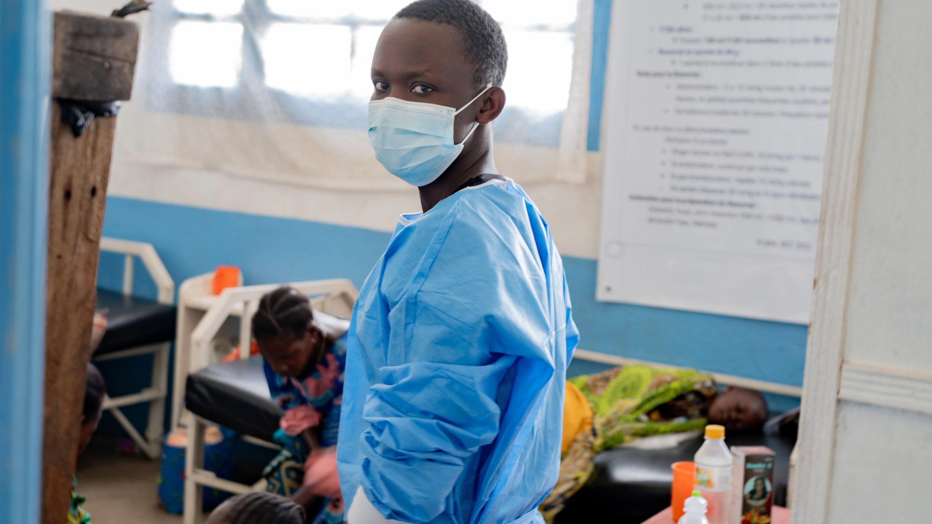 Ein Gesundheitsarbeiter mit einer Maske ist im allgemeinen Referenzkrankenhaus in Rwampara im Osten der Demokratischen Republik Kongo - dpa