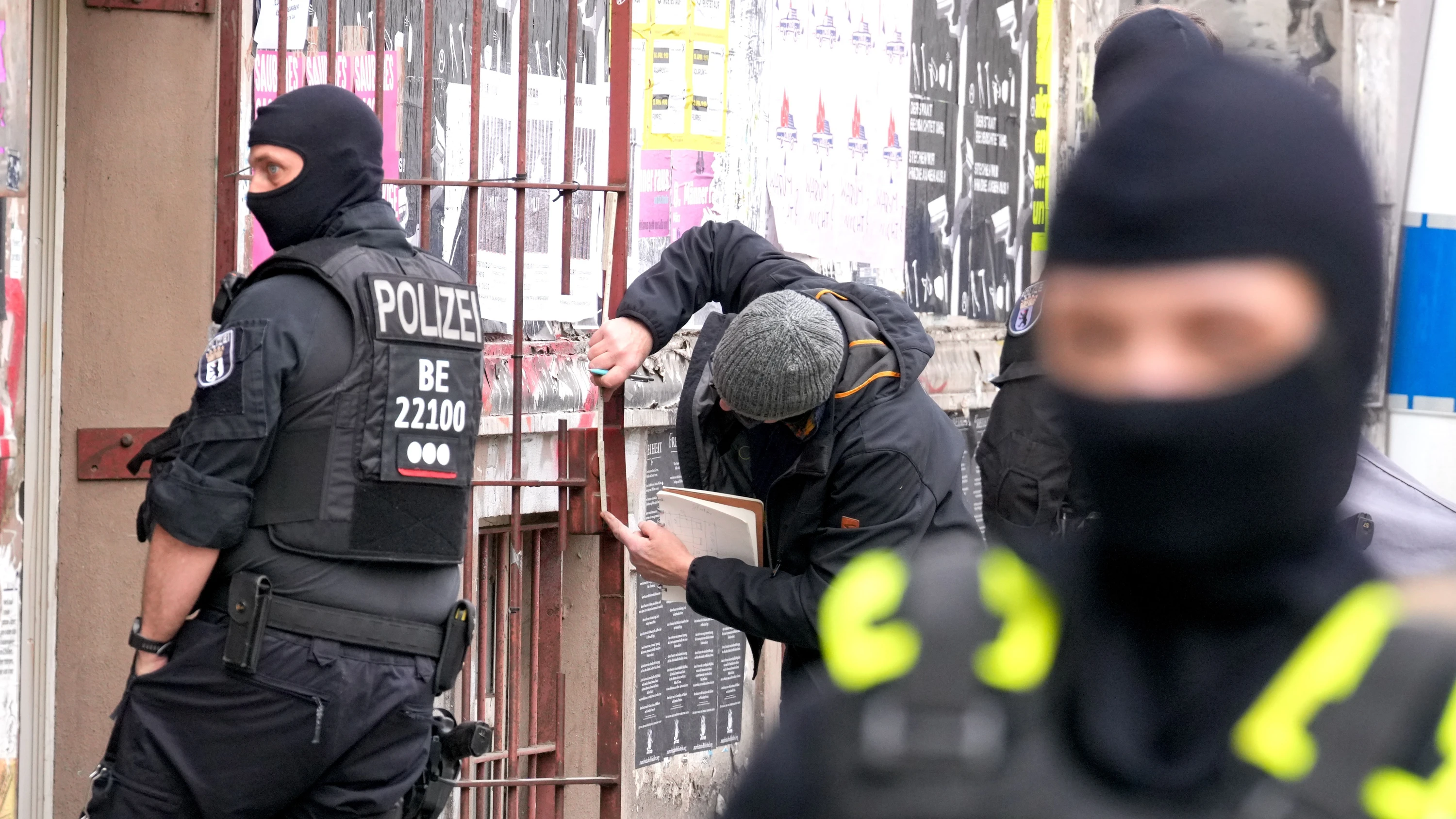Polizisten stehen in der Reichenberger Straße vor der anarchistischen Bibliothek Kalabalik Ende März. - dpa