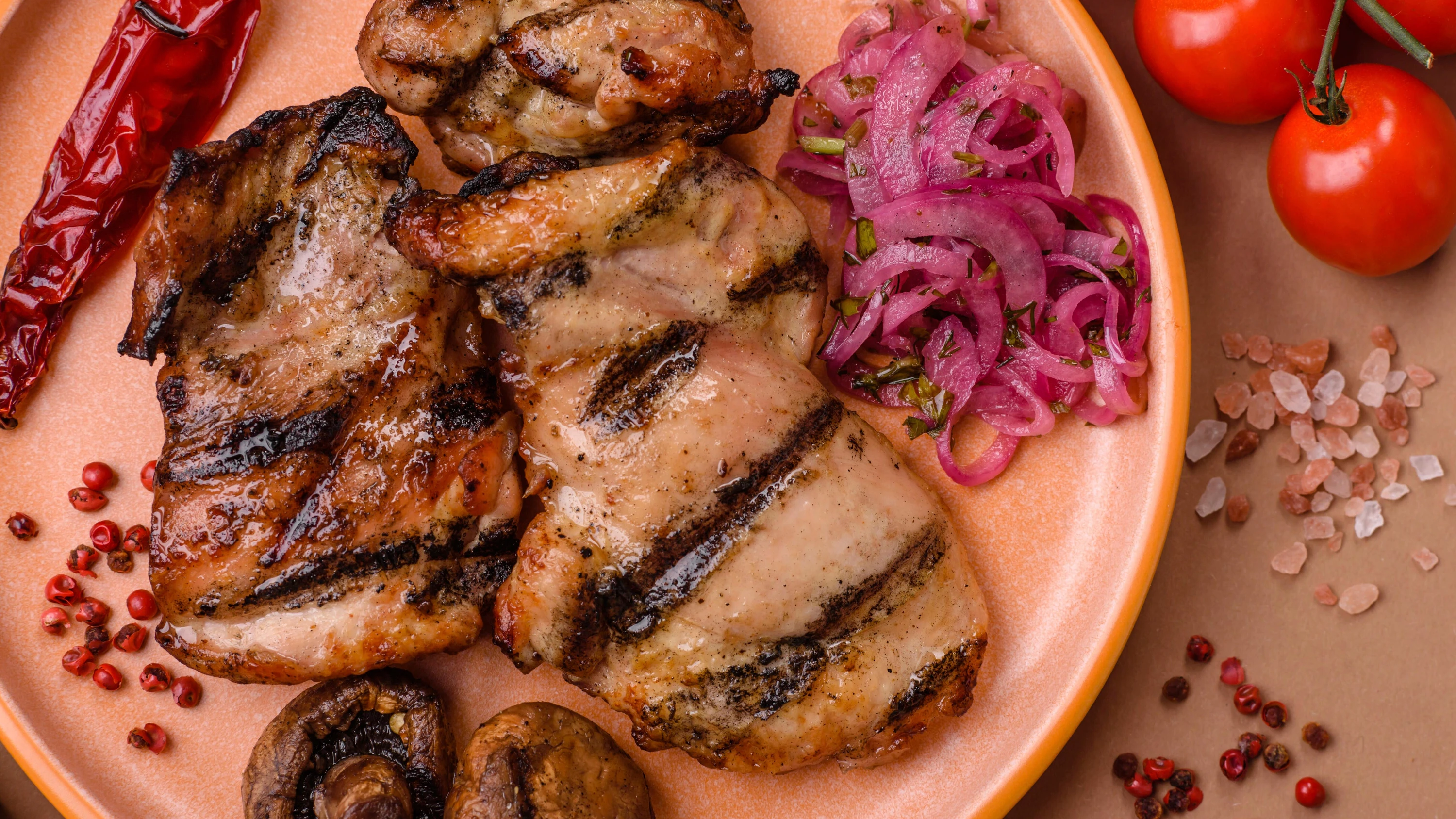 Geflügelfleisch wird beliebter. Verbraucher aßen im vergangenen Jahr im Durchschnitt knapp ein Kilogramm mehr davon als zuvor. - Picture Alliance