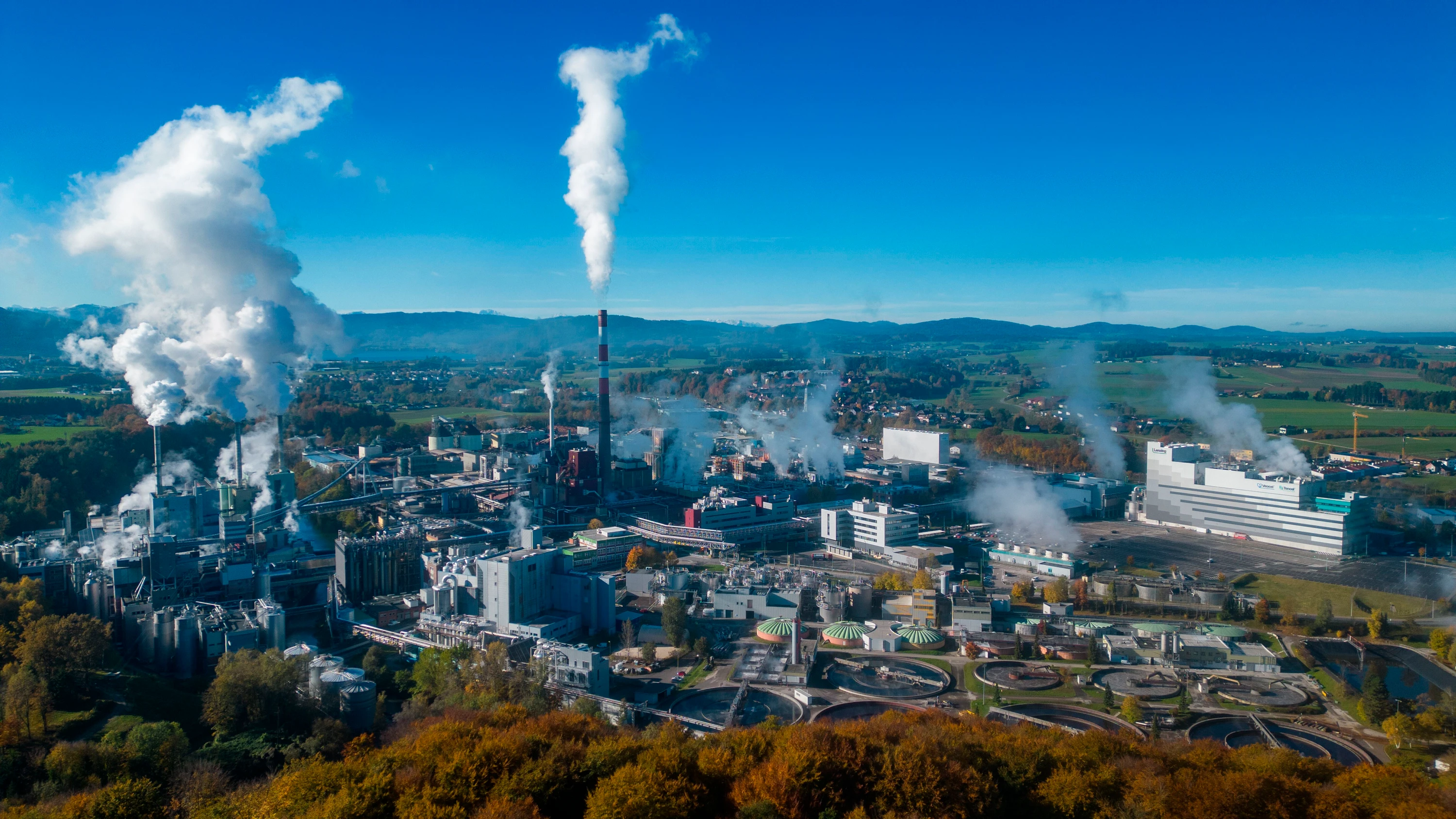 fehlende Wettbewerbsfähigkeit: Faserkonzern Lenzing plant großen Stellenabbau und Standortverkäufe