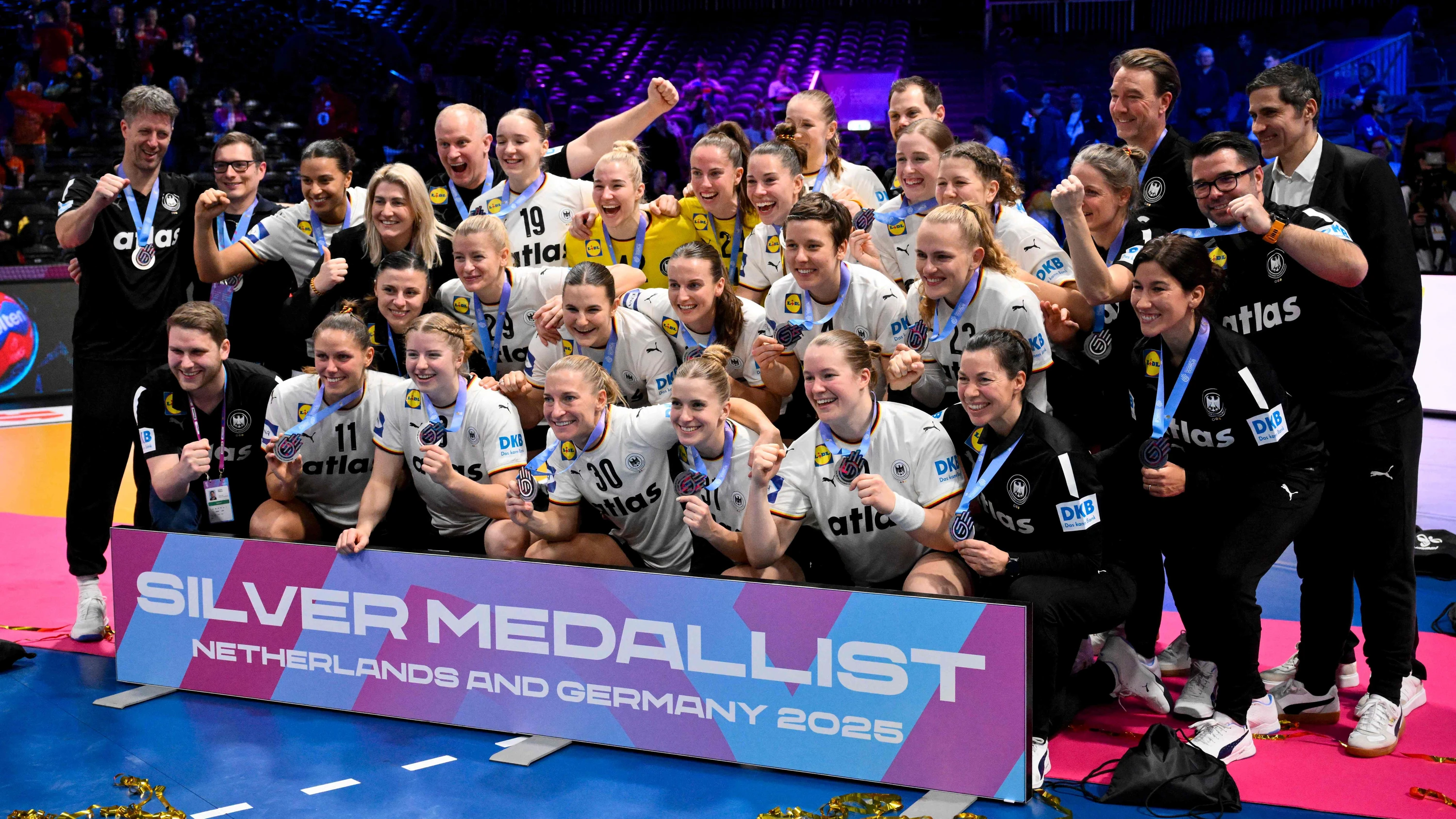 Da können sie schon wieder lachen: Deutschlands Handballerinnen verlieren das Finale, gewinnen aber Silber. - AFP