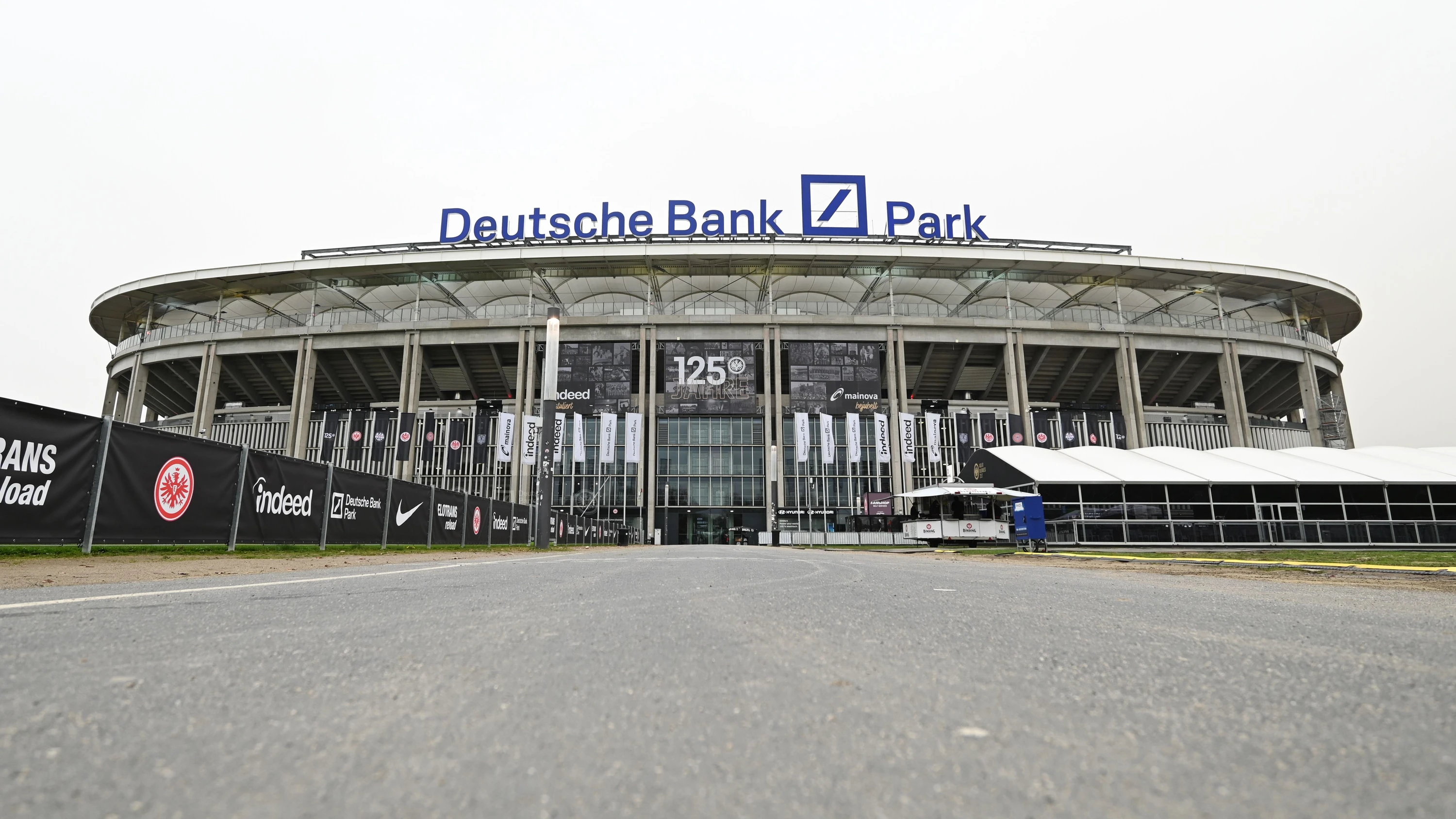 Waldstadion Frankfurt: Die Eintracht schafft durch wenige Zentimeter Hunderte VIP-Plätze