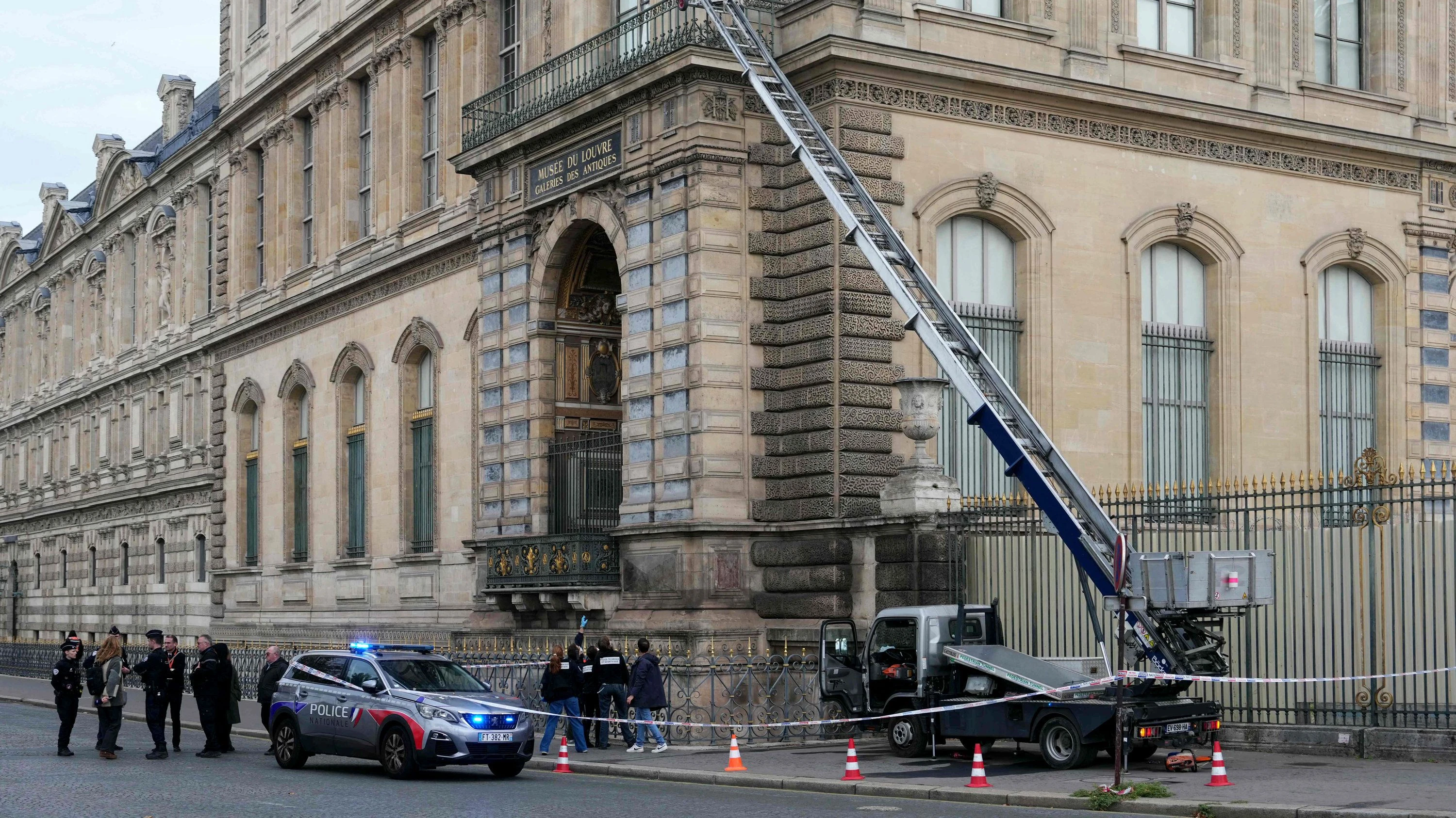 Untersuchungsbericht: Polizei verpasste Louvre-Räuber um 30 Sekunden Untersuchungsbericht: Polizei verpasste Louvre-Räuber um 30 Sekunden