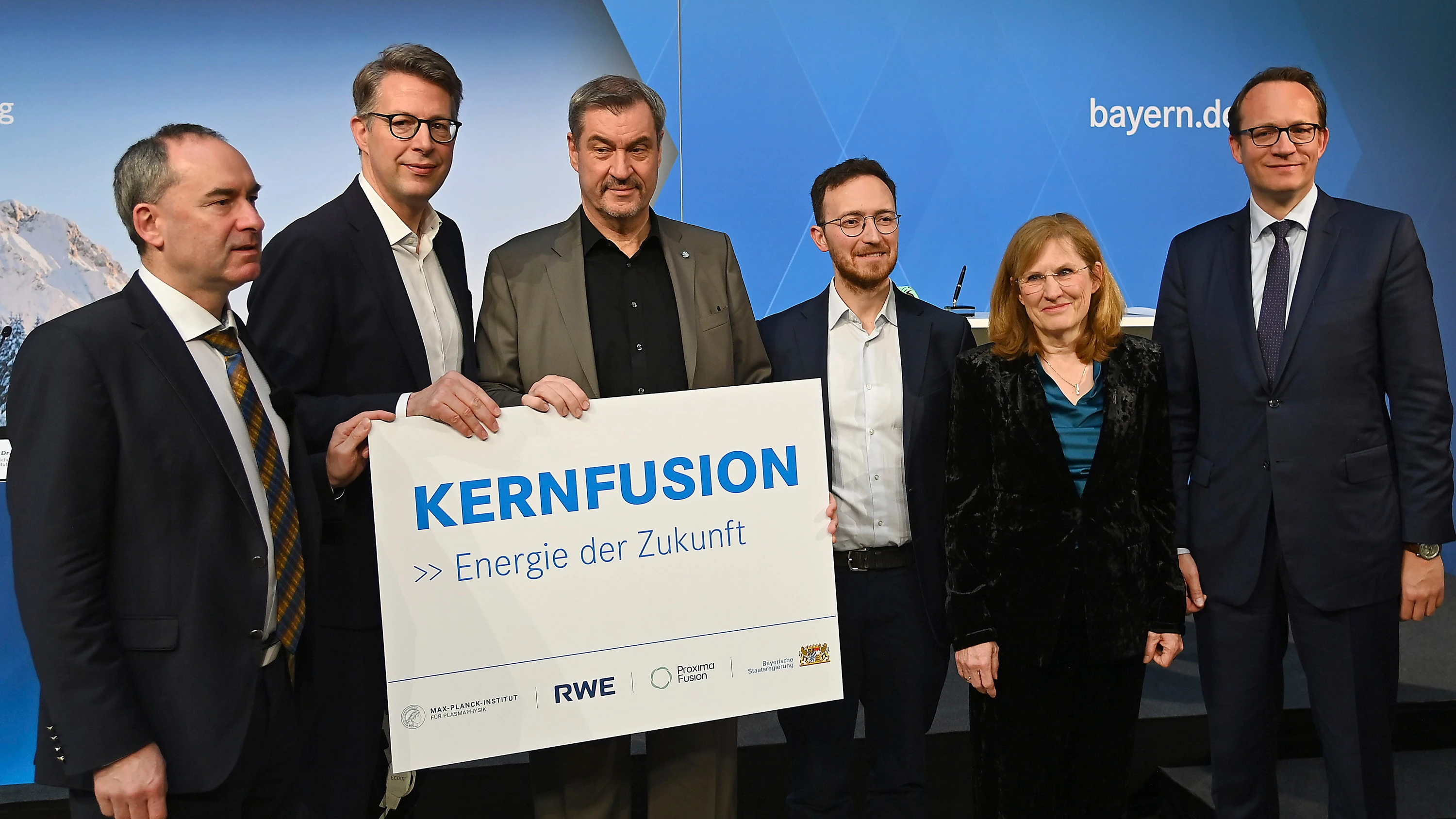 Der Freistaat Bayern beteiligt sich am Demonstrationsreaktor von Proxima Fusion in Garching mit 400 Millionen Euro. Rechts von Ministerpräisdent Markus Söder steht Proxima-Chef Francesco Sciortoino. - Picture Alliance