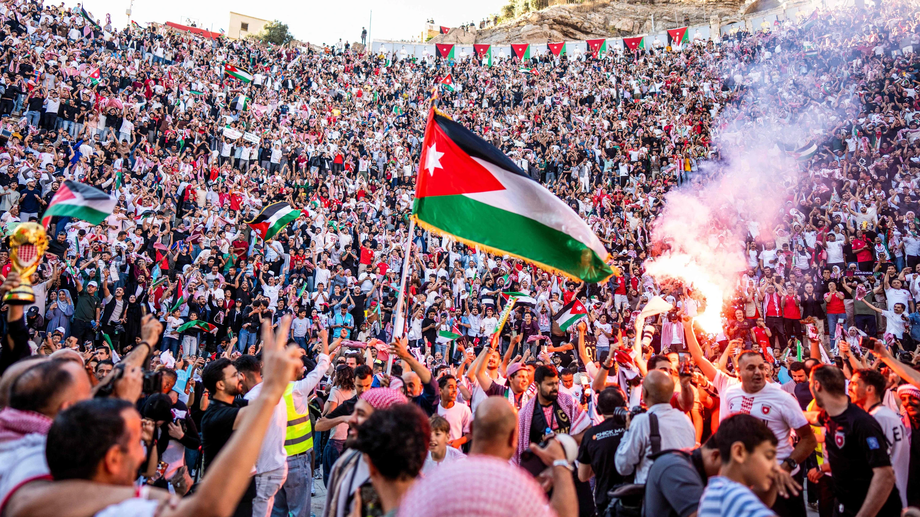 Als die Stimmung noch ausgelassen war: Fußballfans beim Public Viewing in Jordaniens Hauptstadt Amman - AFP