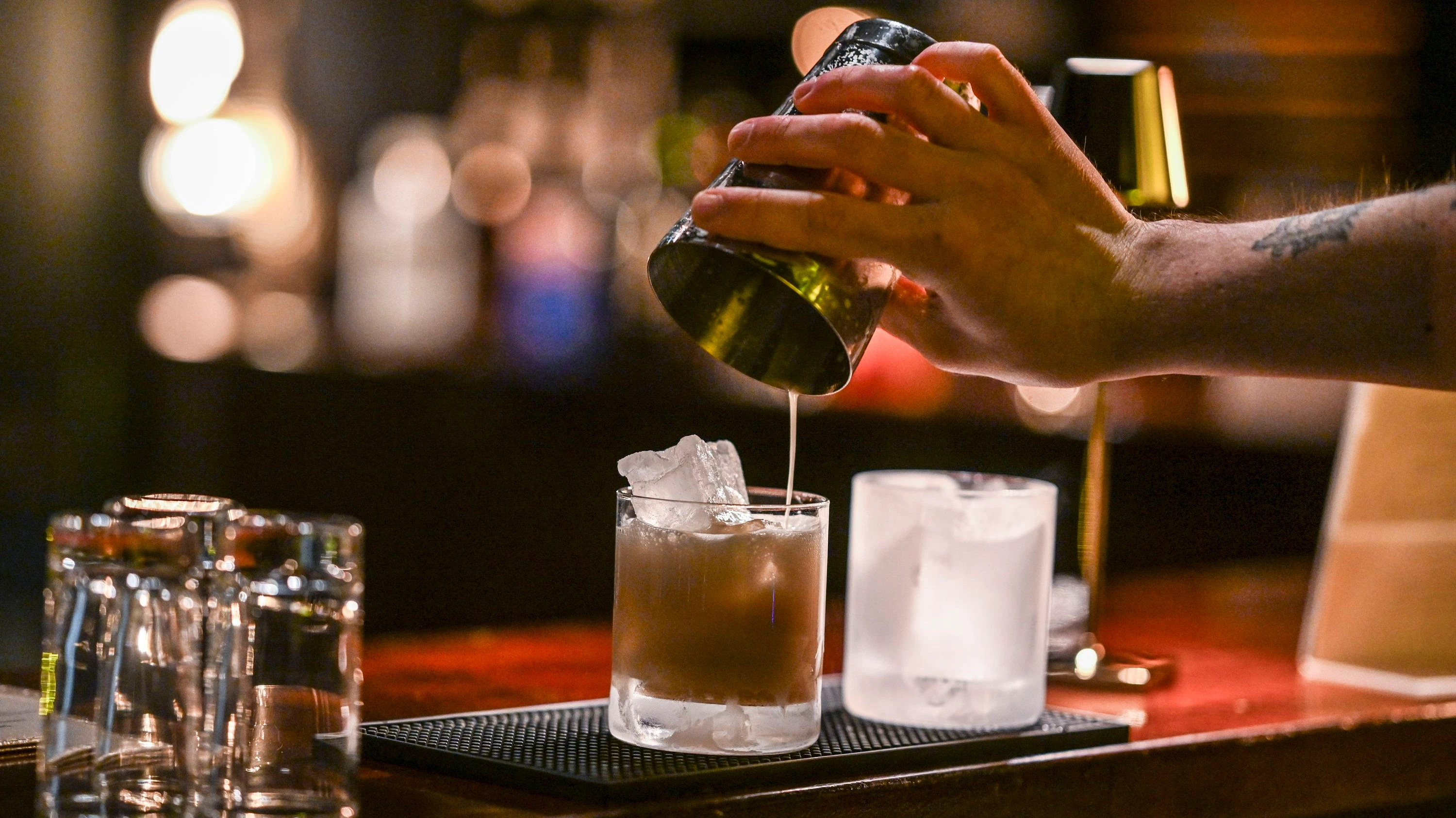 Wissenschaft An der Bar: Vom Schütteln und Rühren Wissenschaft An der Bar: Vom Schütteln und Rühren