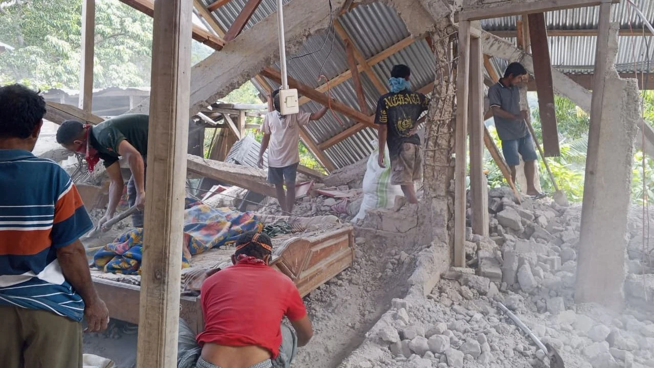 Bild: Erdbeben in INdonesien: Rettungskräfte suchen in den Trümmern nach Überlebenden