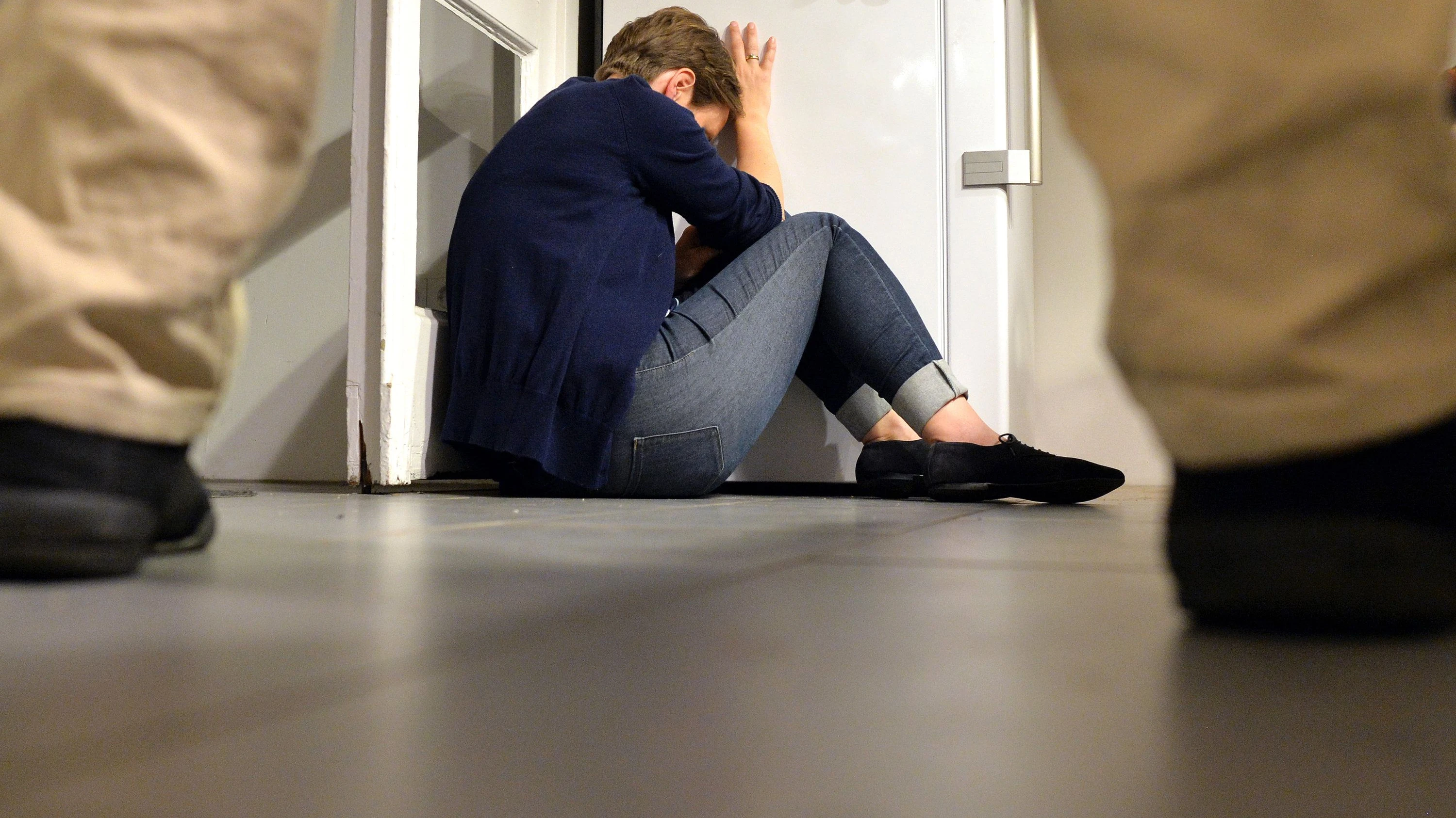 Erste Dunkelfeldstudie: Frauen erleben Gewalt schwerer und häufiger