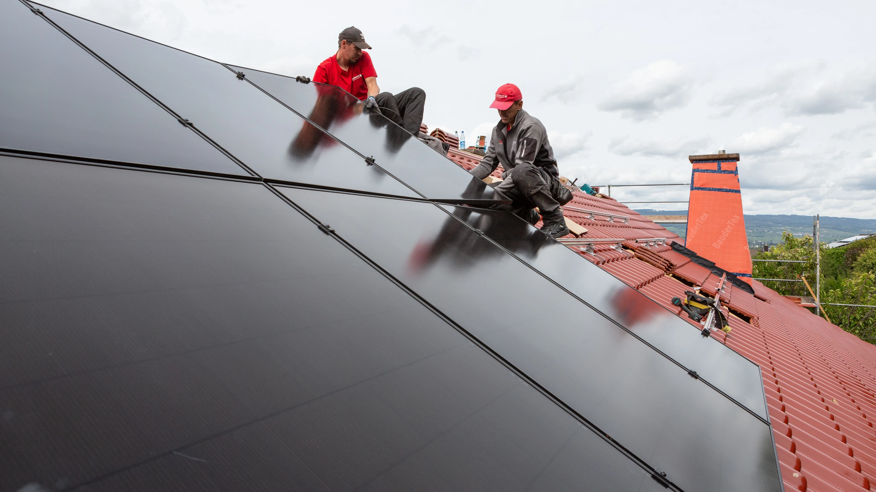 Drei Prozent der Haushalte in der KfW-Stichprobe wollen sich binnen Jahresfrist eine PV-Anlage auf das Dach bauen lassen. - Michael Hinz