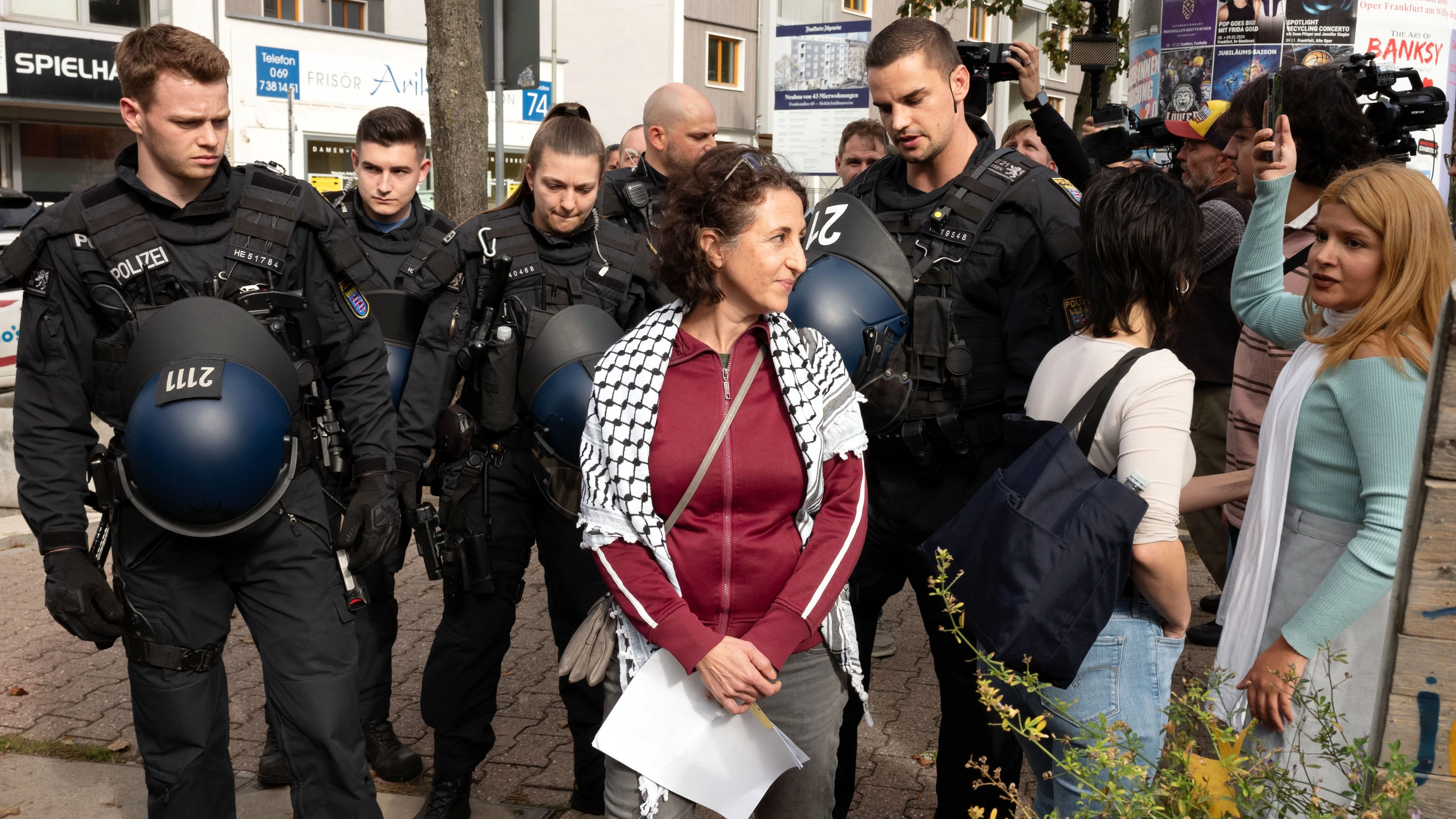 Festnahme in Frankfurt: Im Oktober 2023 führen Polizisten nach einer Pressekonferenz ein Mitglied des Palästina-Vereins ab. - Frank Röth