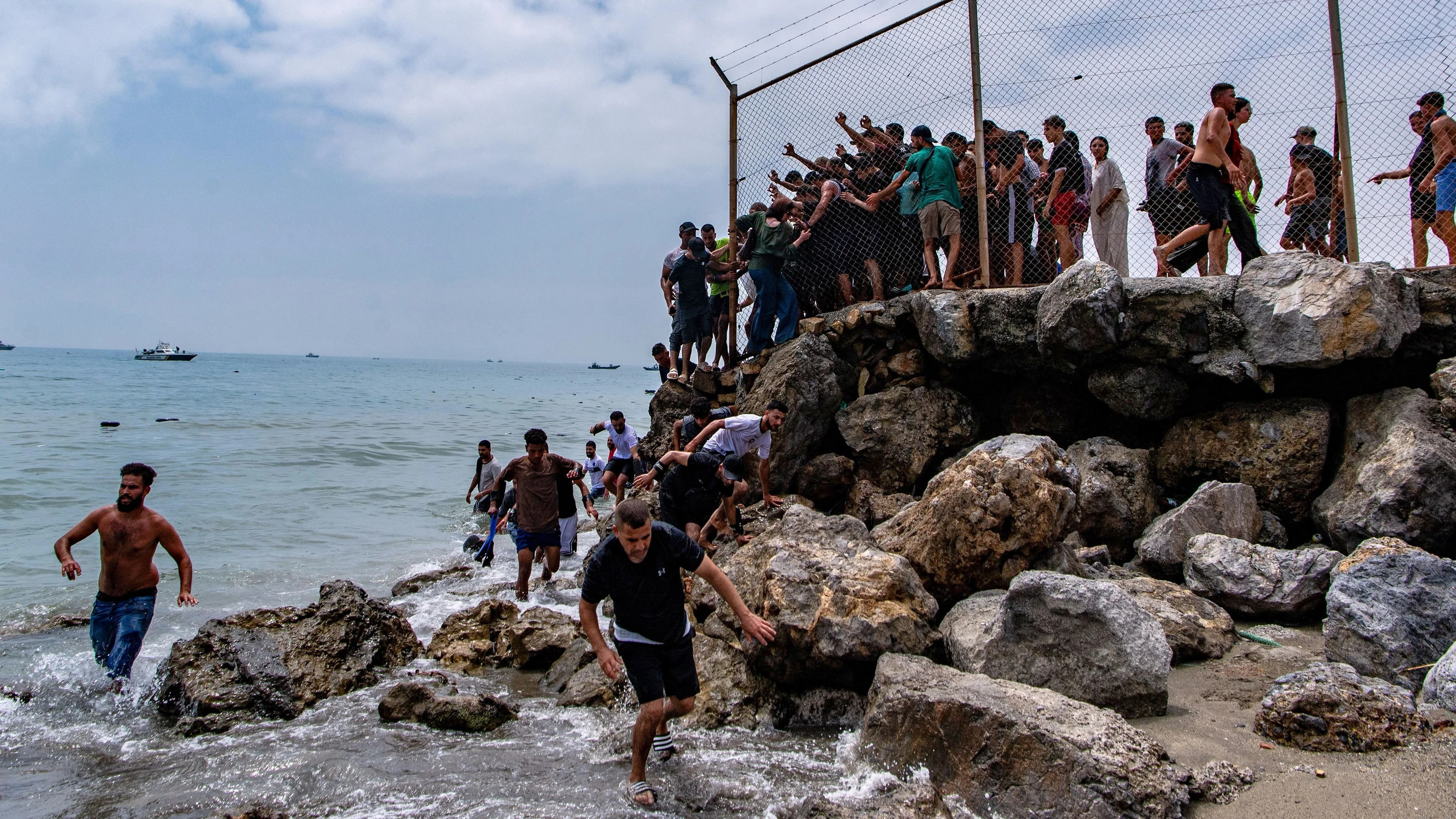 Grenzübertritte in Ceuta: Regionalpräsident fordert Militäreinsatz wegen Ansturm von Migranten Grenzübertritte in Ceuta: Regionalpräsident fordert Militäreinsatz wegen Ansturm von Migranten