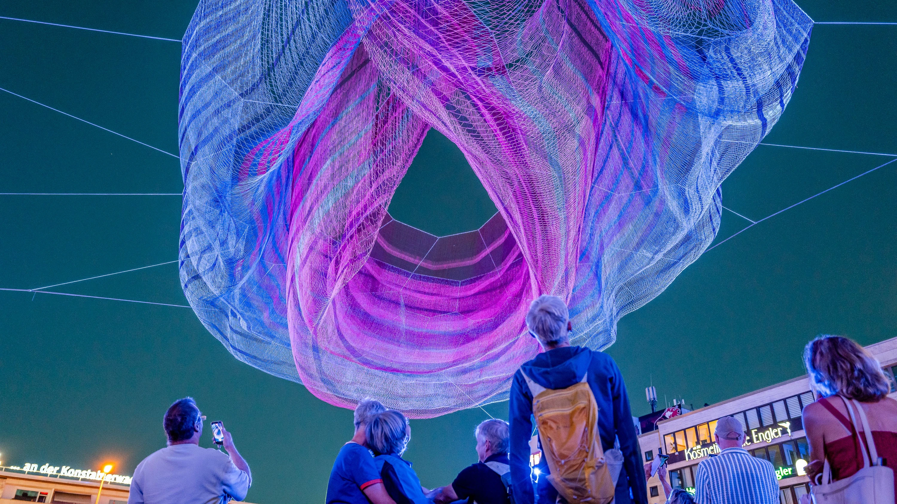 Am Abend bunt erleuchtet: die Netzskulptur „A Sky Full of Hope“ - Michael Braunschädel