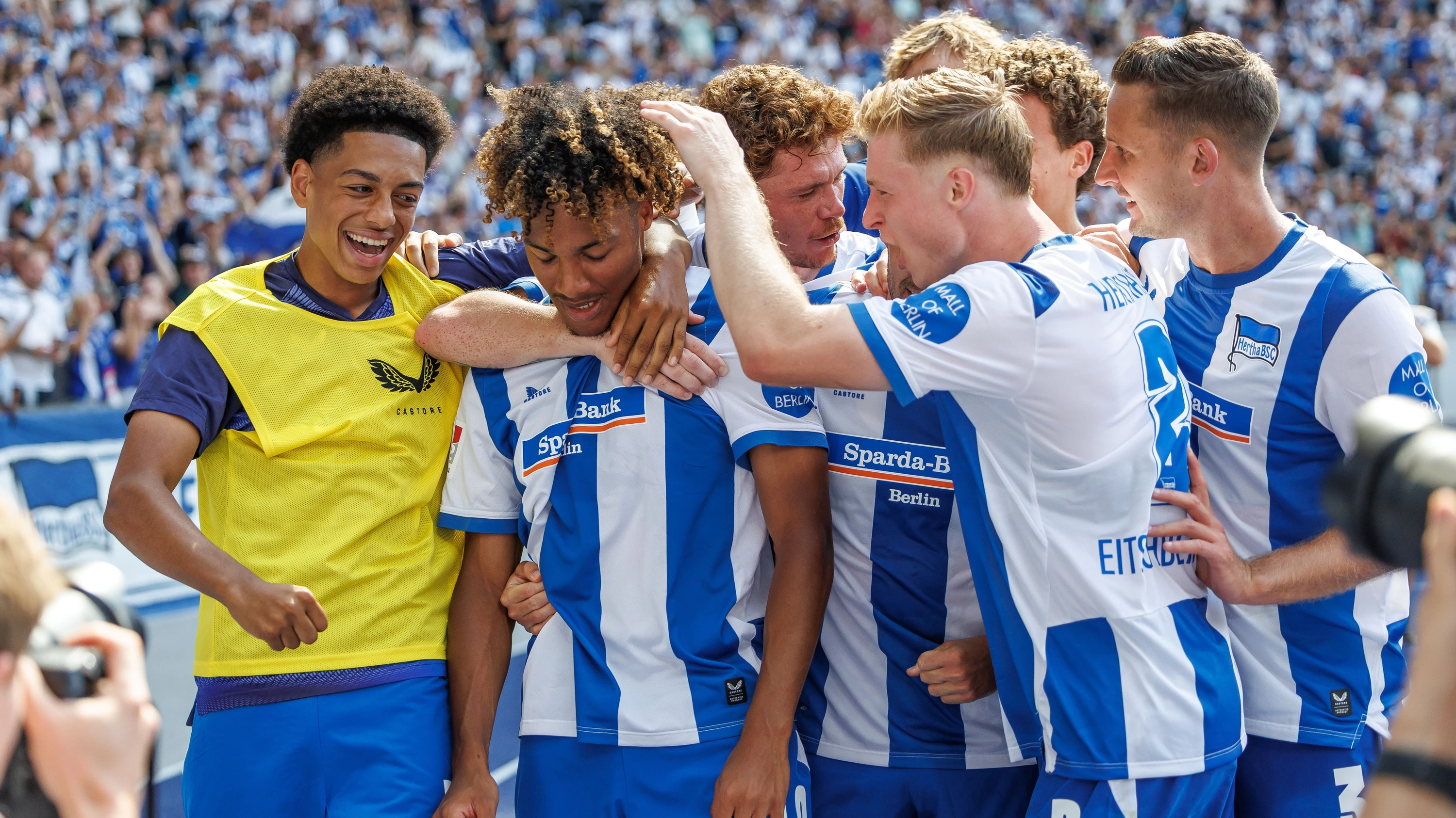 Oluwaseun Adewumi (2.v.l.) bejubelt sein Tor zum 4:1 mit den Mannschaftskollegen. - dpa