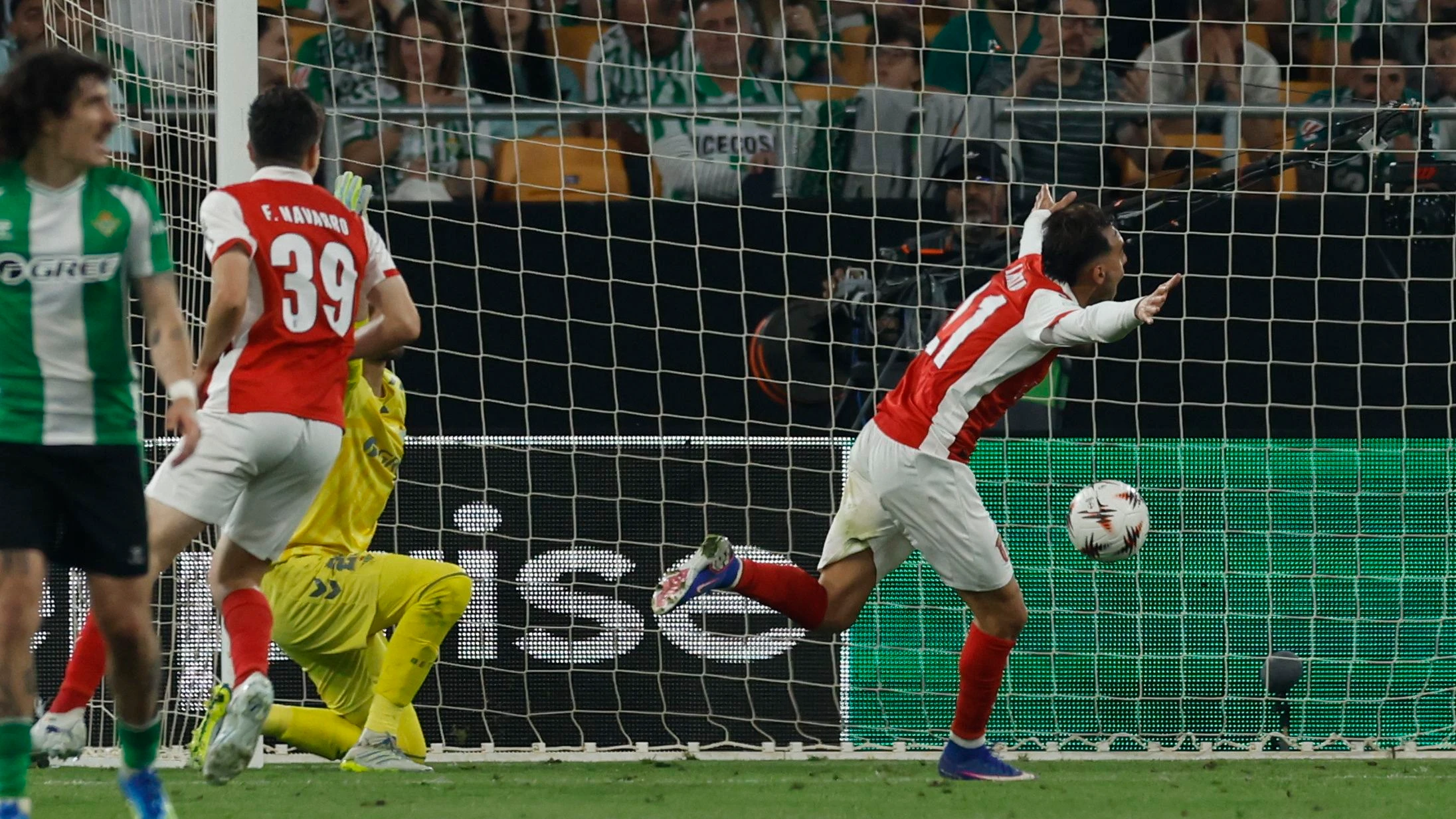 fußball am donnerstagabend: Braga fordert Freiburg im Halbfinale - Gosens und Fiorentina scheiden aus