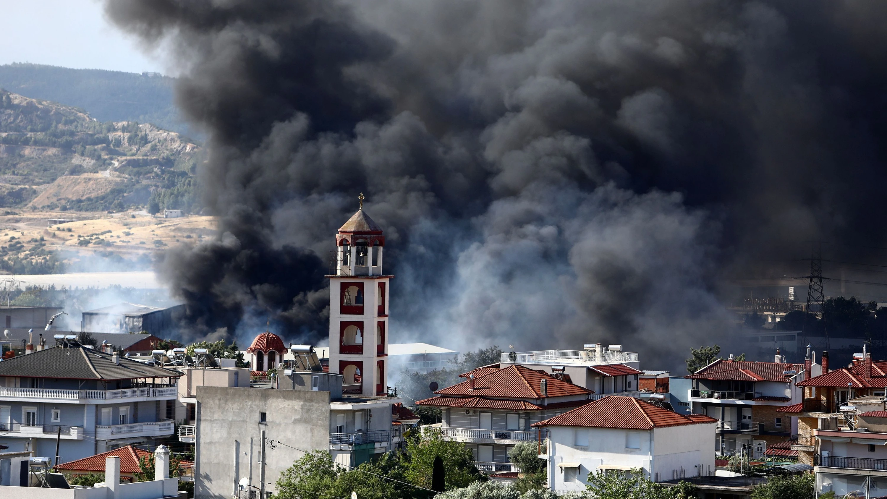 Dichter Rauch steigt während eines Waldbrands am Stadtrand der nordgriechischen Stadt Thessaloniki über der Siedlung Filothei auf. - dpa