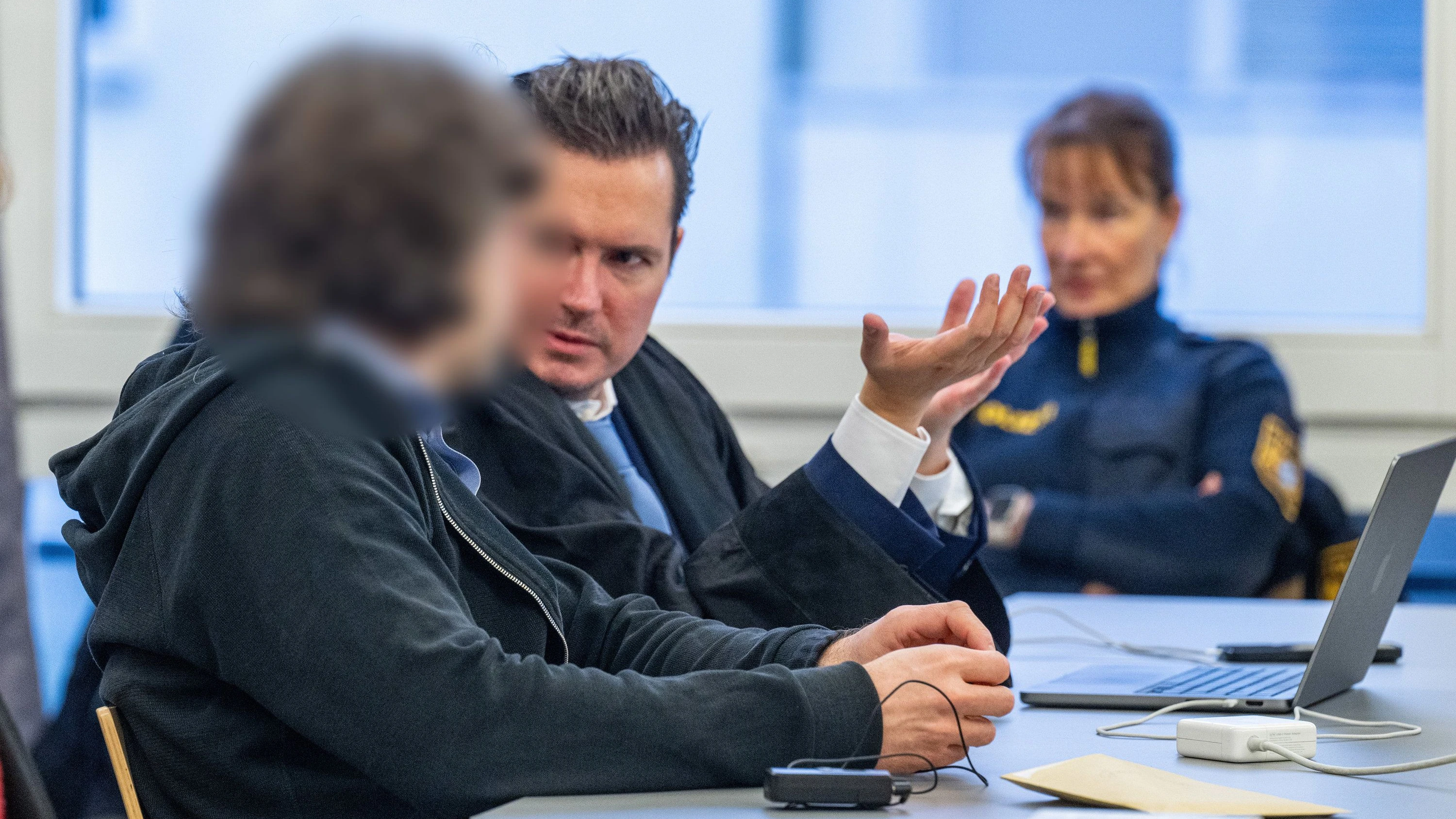 Ein Mann starb: Zeugen berichten vor Gericht von MDMA in Champagner