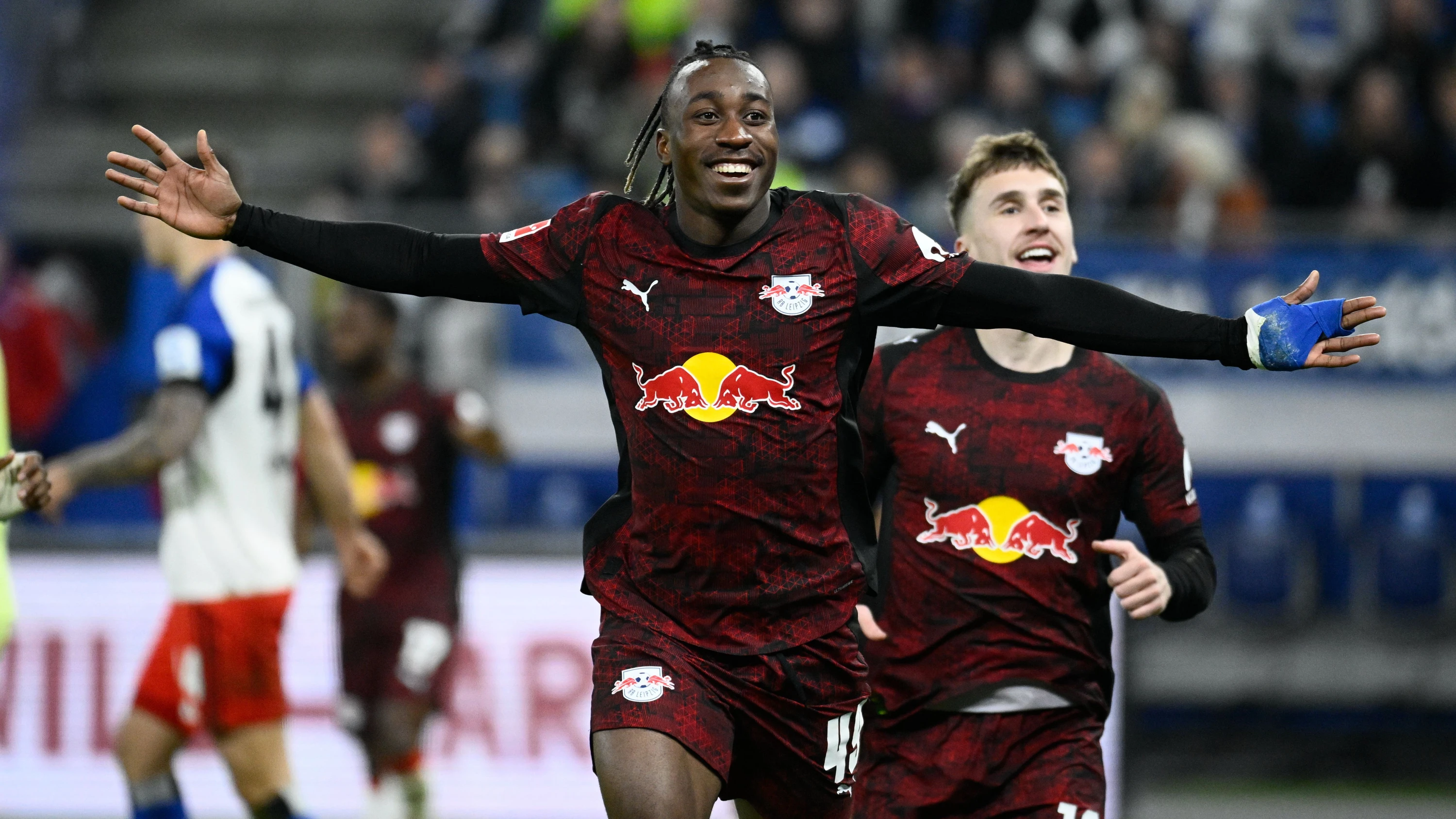 2:1-Sieg für RB Leipzig: Tennisbälle und Traumtore in Hamburg 2:1-Sieg für RB Leipzig: Tennisbälle und Traumtore in Hamburg