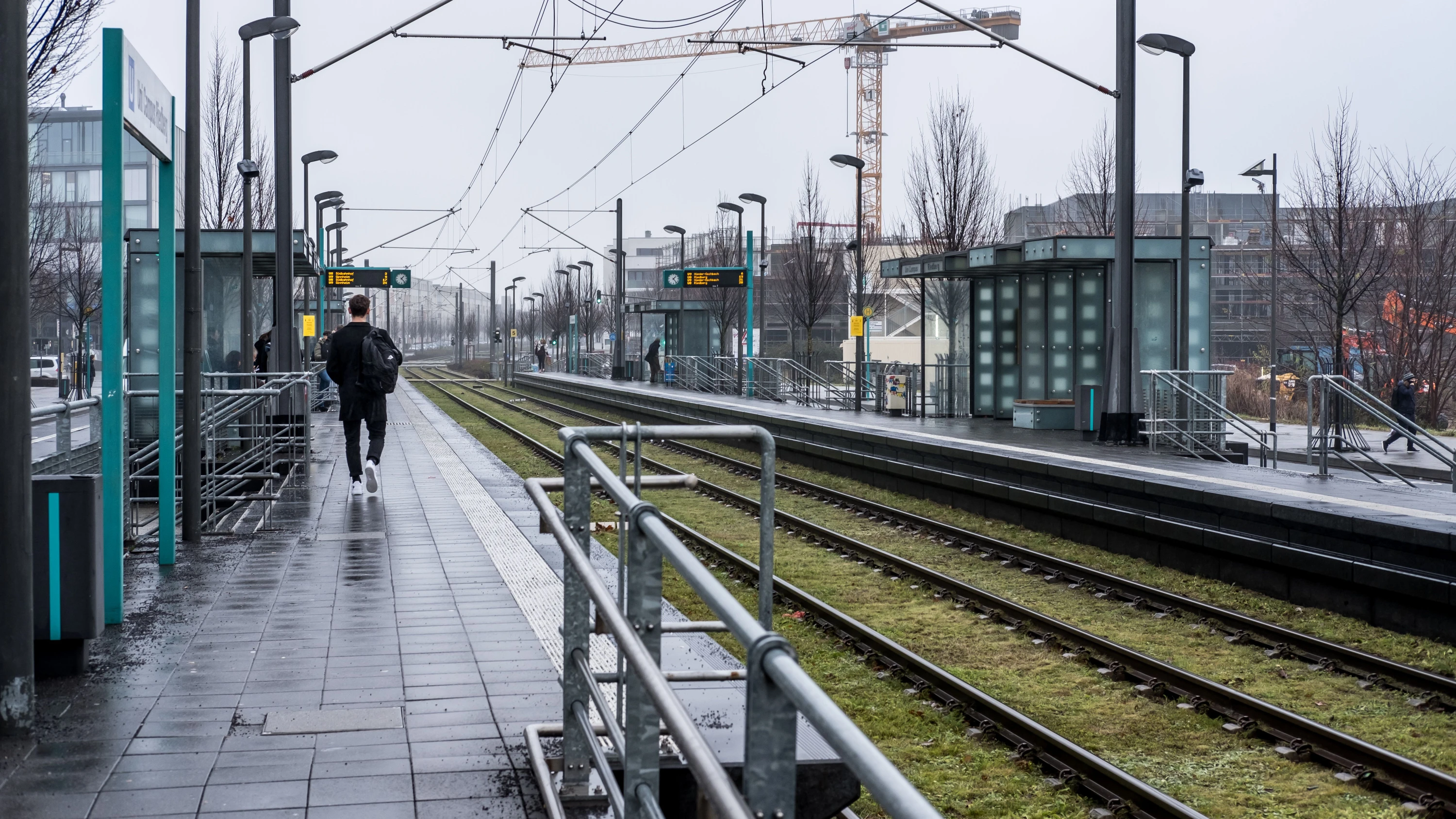 Unweit dieser Haltestelle hat sich der Unfall am Samstagabend ereignet. - Michael Braunschädel