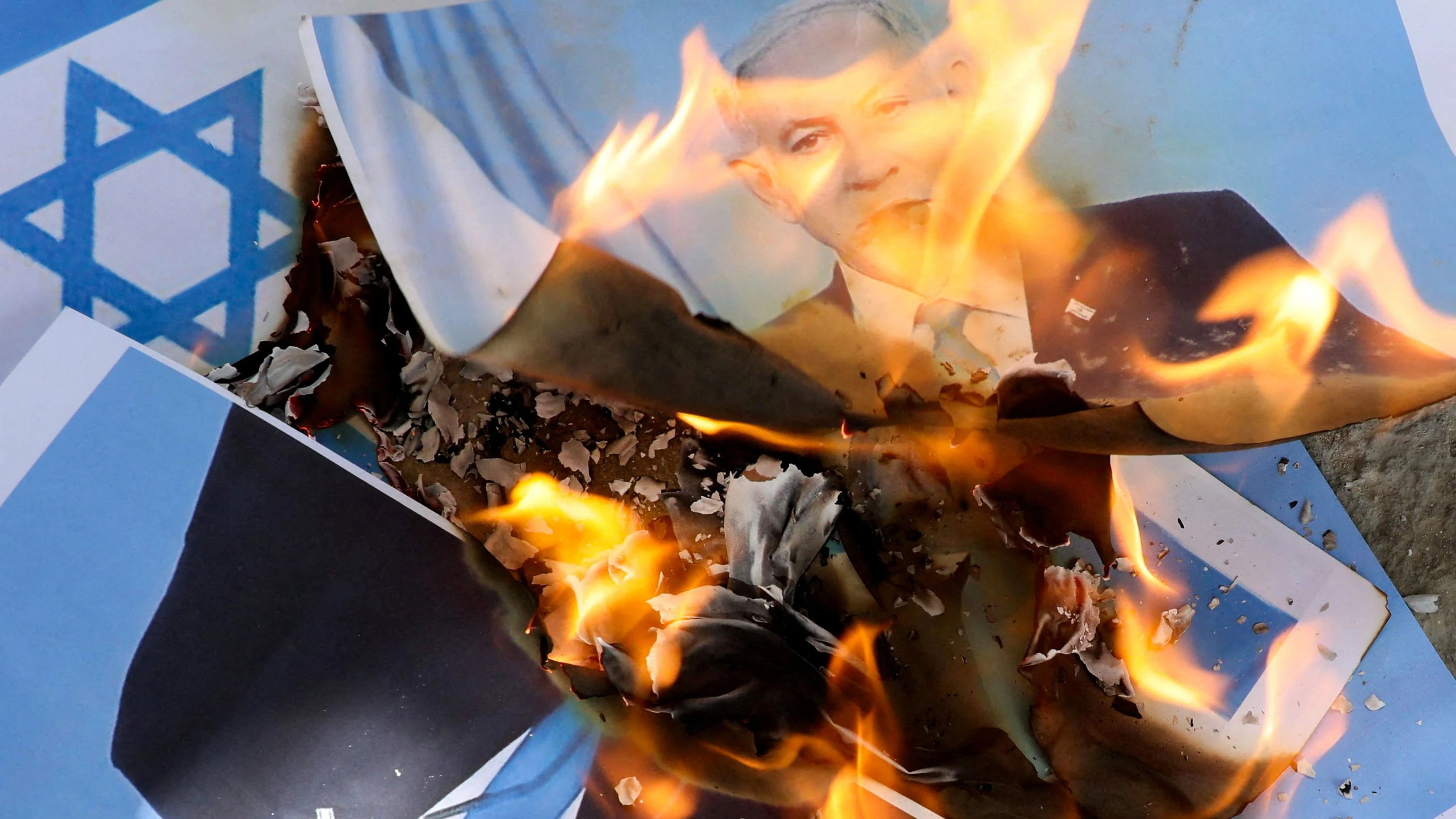 Demonstranten in Mogadischu verbrennen die israelische Flagge und ein Bild des israelischen Premierministers Benjamin Netanjahu - Reuters