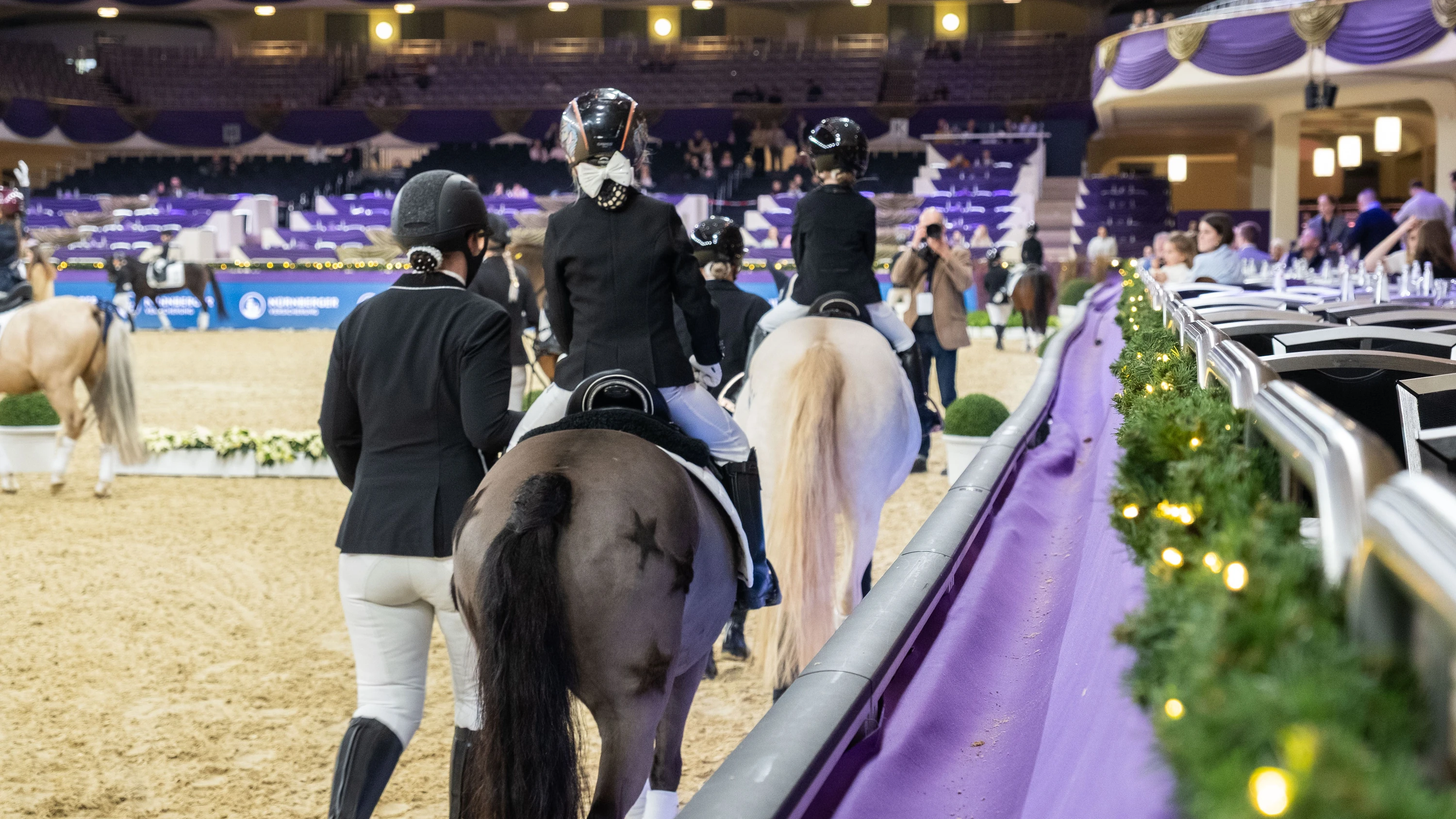 Reitturnier in der Festhalle: Pferde, Accessoires und ganz viele Lichter in der Gudd Stubb