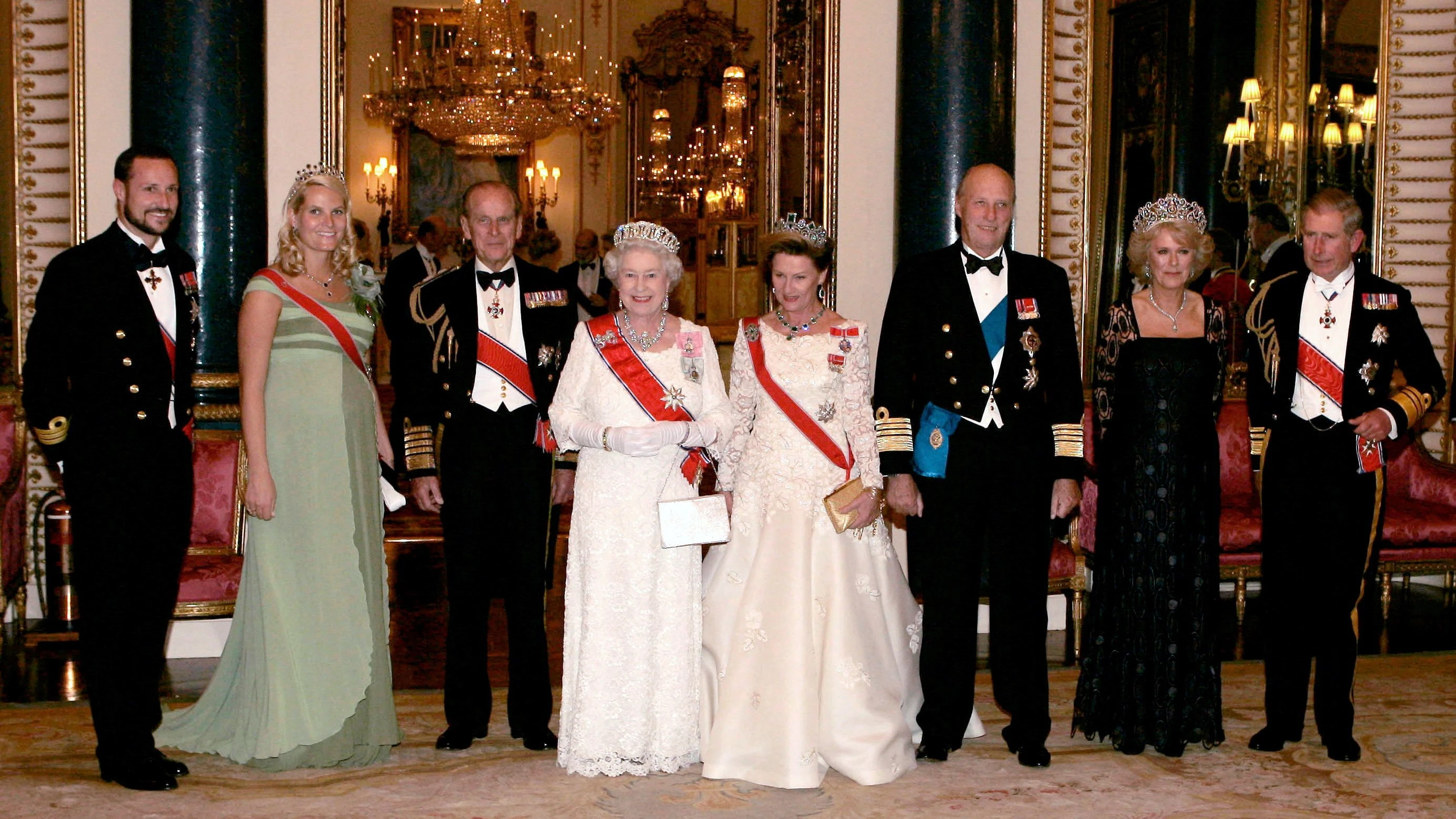 Enge Bande: Vor einem Bankett im Jahr 2005 im Buckingham-Palast in London versammeln sich die britische und norwegische Königsfamilie zum Familienfoto, der damalige Kronprinz Haakon (von links) und seine Frau Mette-Marit, Prinz Philip, Königin Elisabeth II., Königin Sonja und König Harald V. sowie die damalige Herzogin von Cornwall, Camilla, und Prinz Charles. - Reuters
