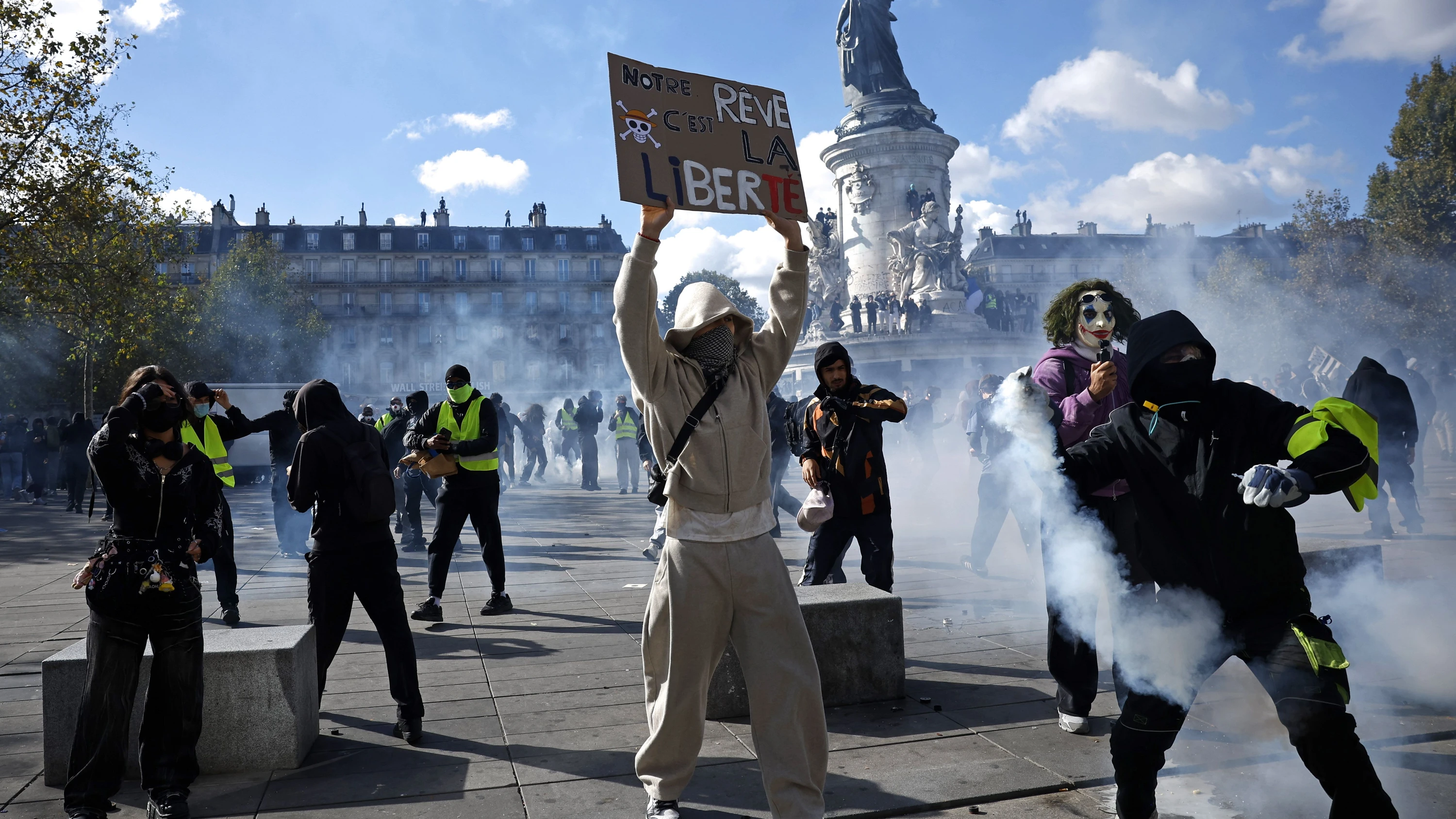 Zehntausende auf Straßen: Ausschreitungen bei landesweiten Protesten in Frankreich