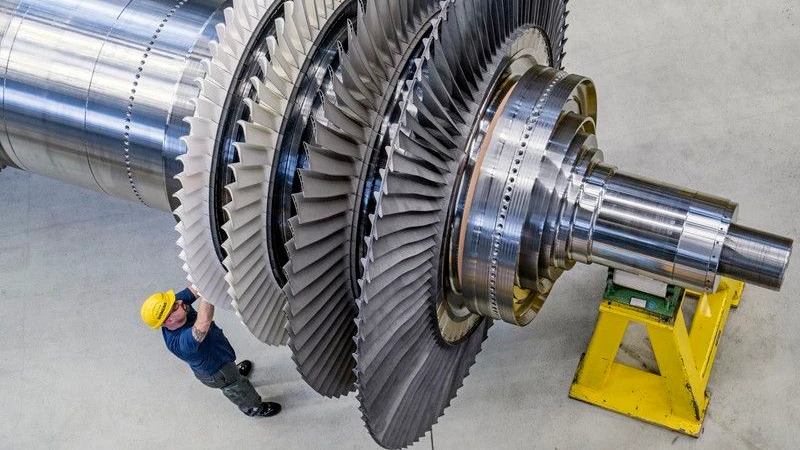 Ein Arbeiter setzt bei Siemens eine Gasturbine zusammen. - Jose Giribas/SZ Photo/laif