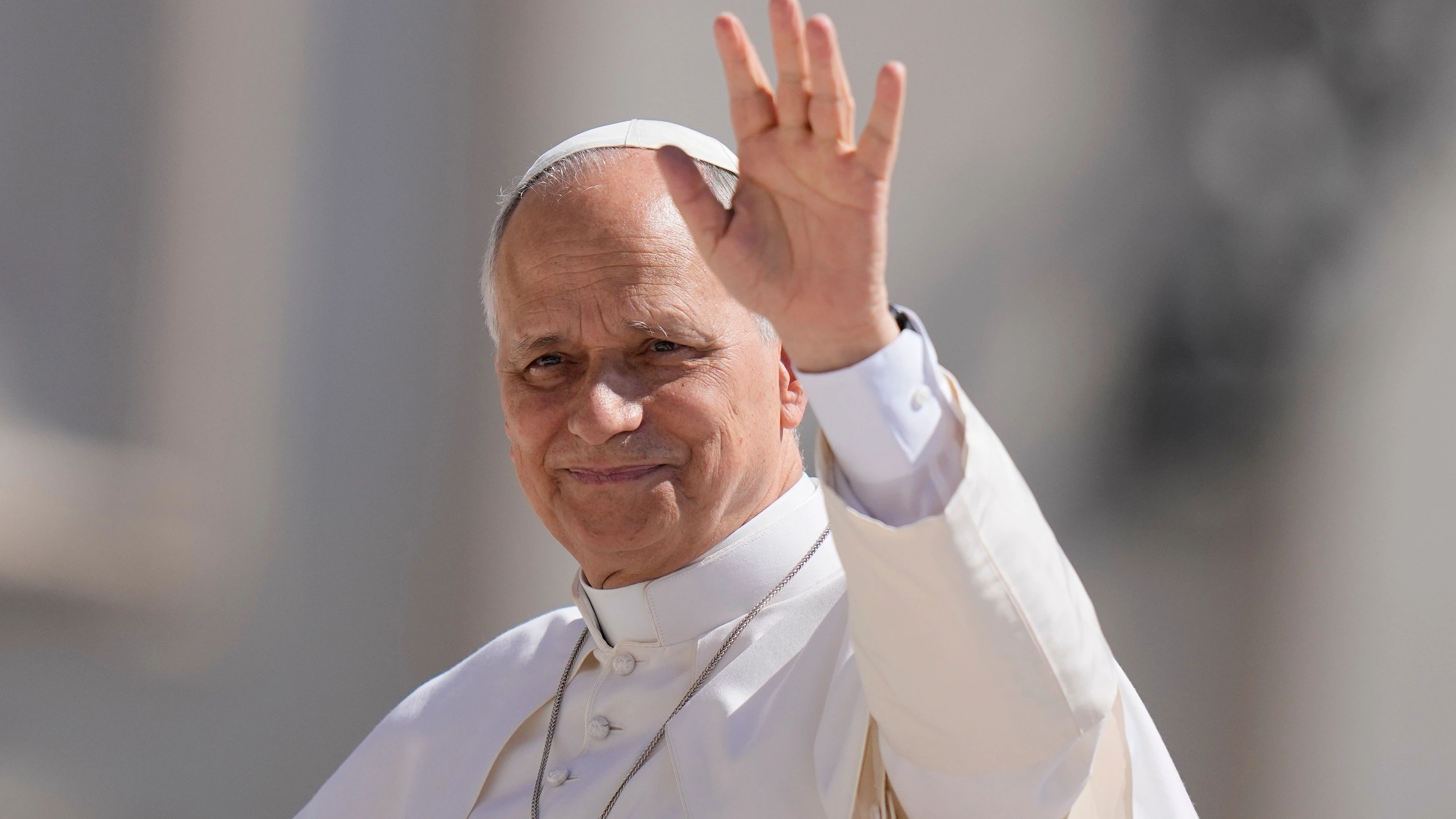 Bild: Nach Generalaudienz: Papst Leo hilft kollabiertem Mann auf dem Petersplatz