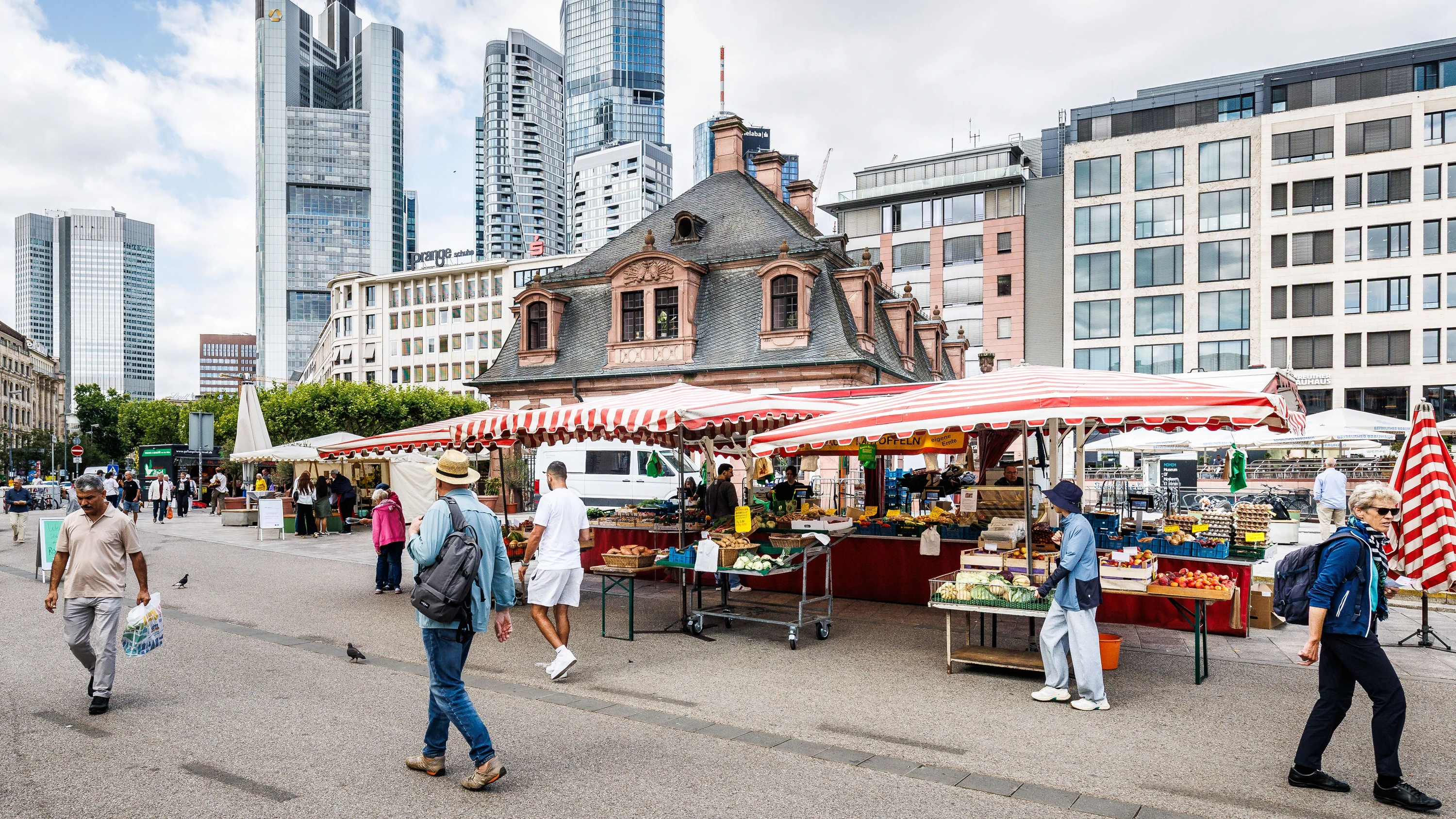 Großzügig verteilt: Obst- und Gemüsestände des Erzeugermarktes an der Hauptwache - Lando Hass